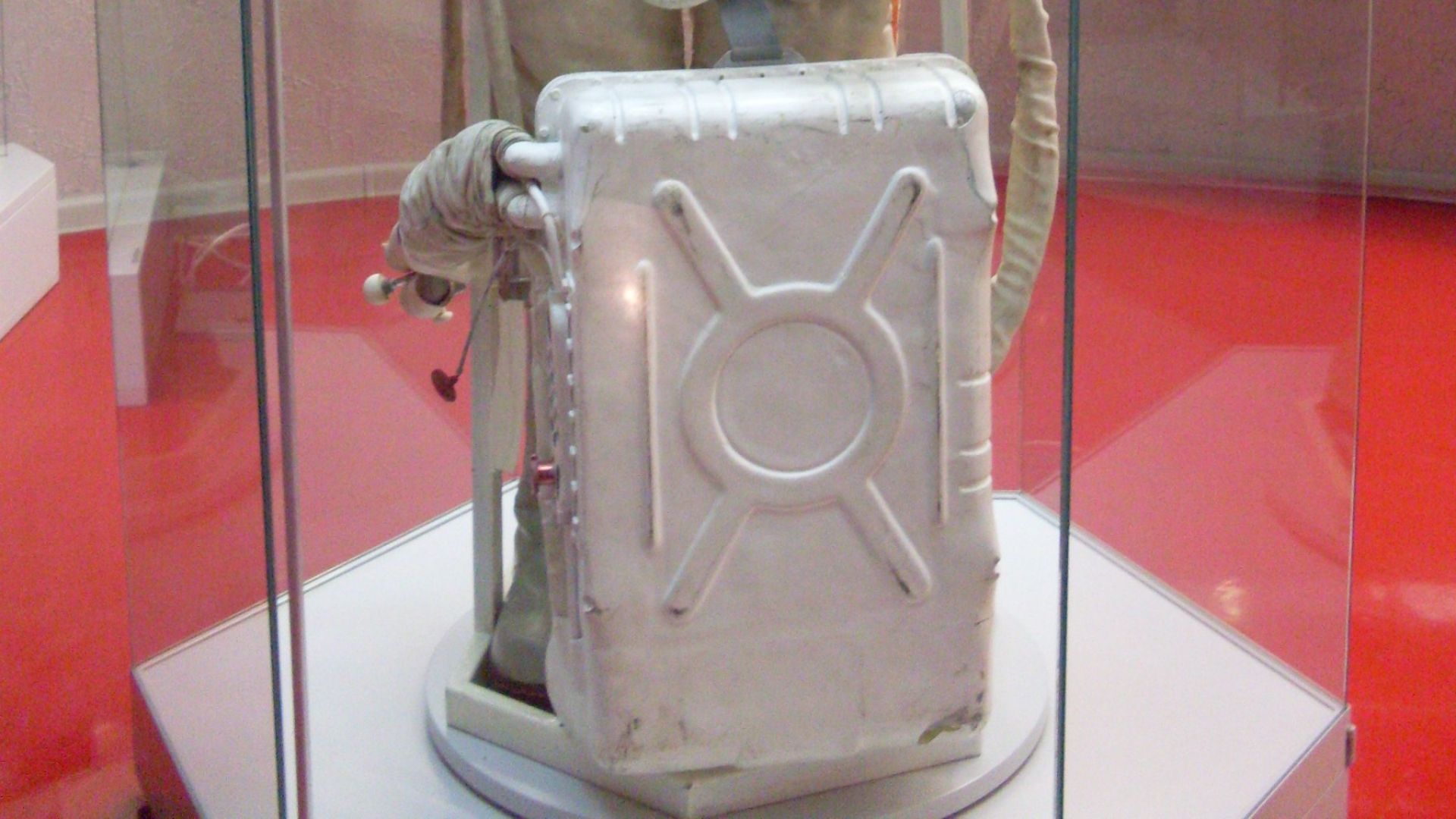 File:Yastreb space suit (MMA 2011) (1).JPG