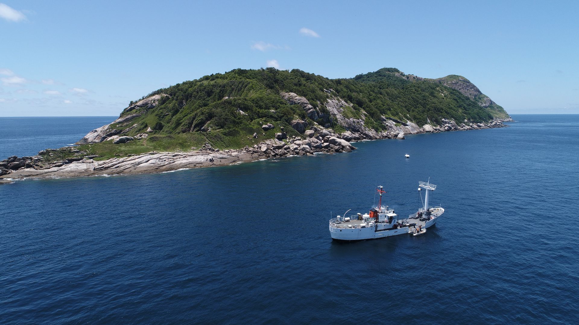 File:Navio Balizador Faroleiro Mario Seixas (H26) na Ilha da Queimada Grande (52695024263).jpg