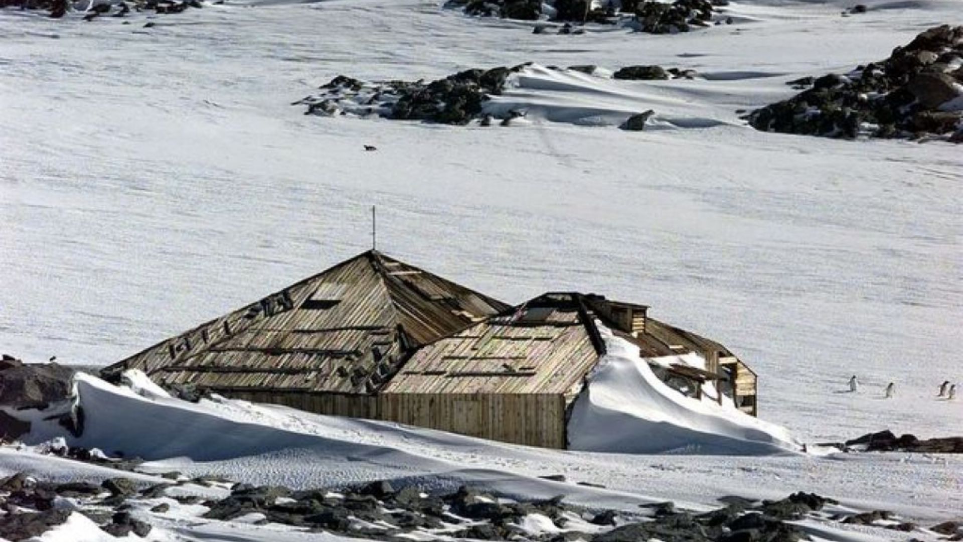 File:Mawsons Hut at Cape Denison.jpg