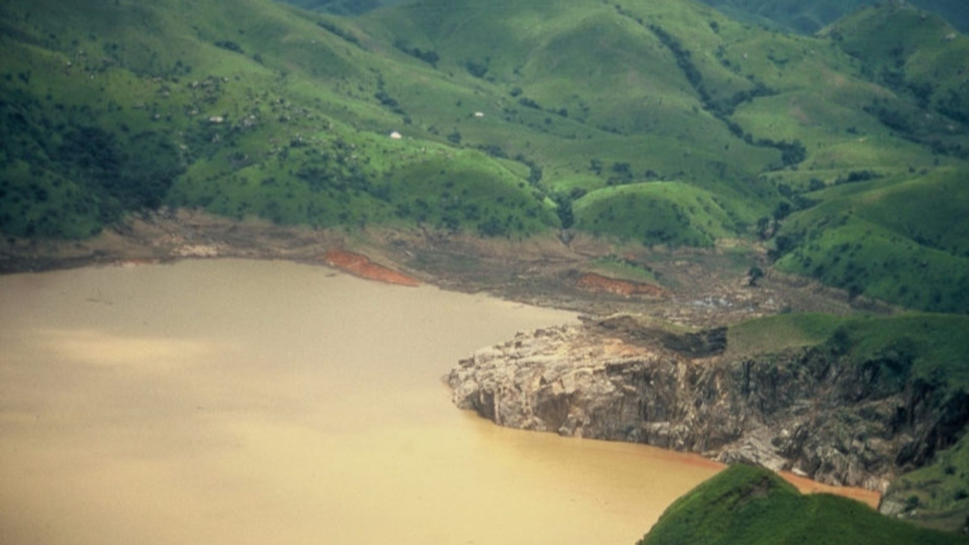 File:Lake Nyos 1986 001.jpg