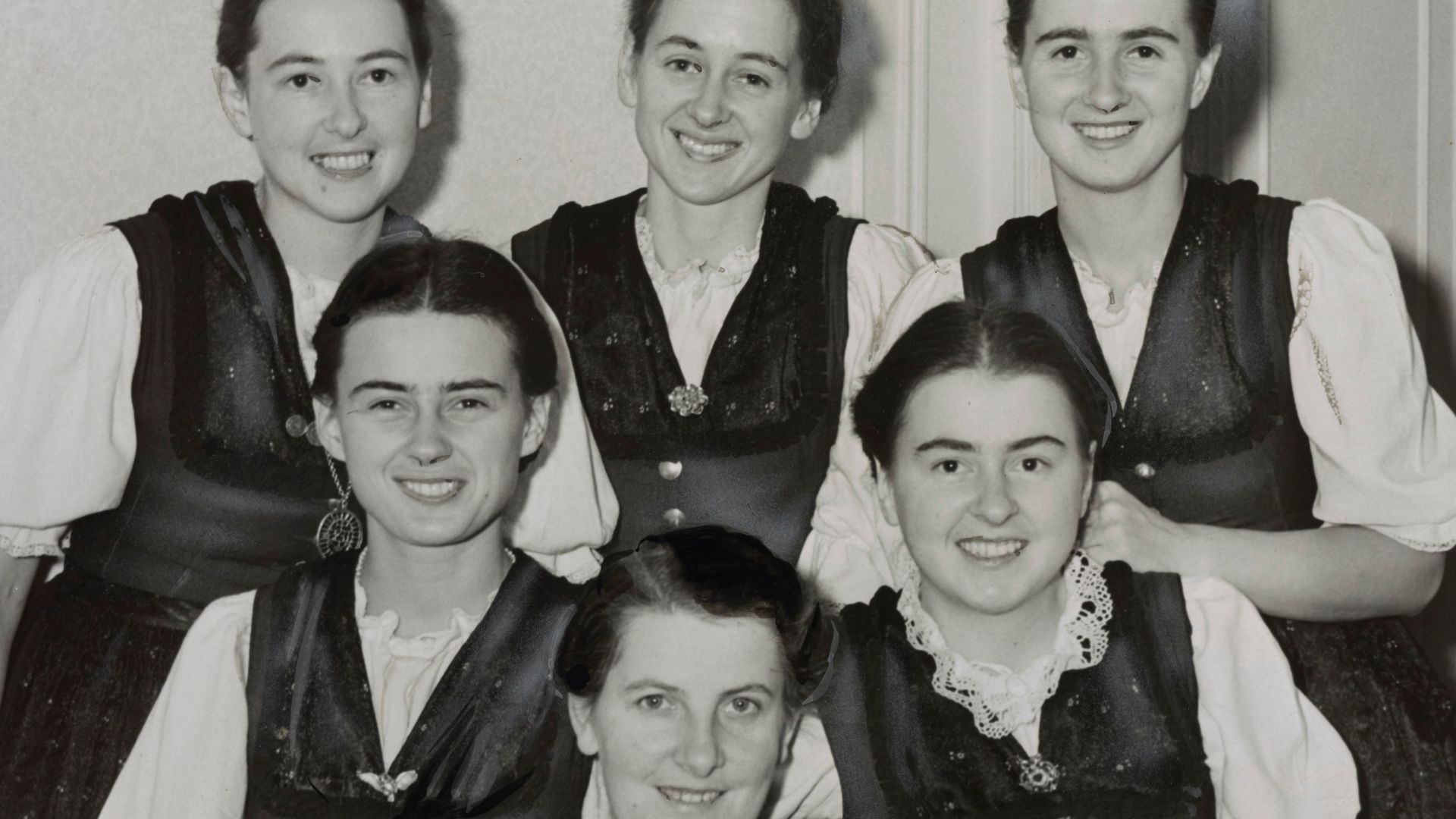 File:Baroness Maria von Trapp (front) and five of her ten singing children.jpg