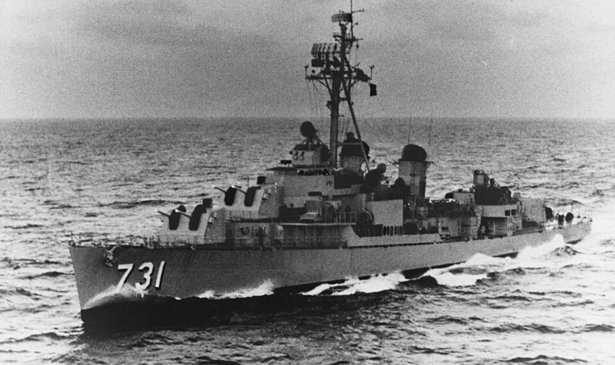 File:USS_Maddox_(DD-731)_underway_at_sea,_circa_the_early_1960s_(NH_97900).jpg
