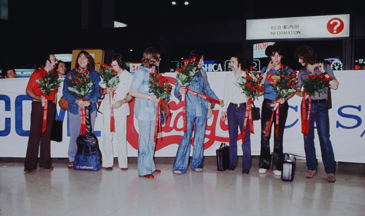 Gettyimages - 593376475, Chicago At Airport With Welcome Banner (MANDATORY CREDIT Koh Hasebe/Shinko Music/Getty Images) Chicago at airport with welcome banner, Tokyo, June, 1971.