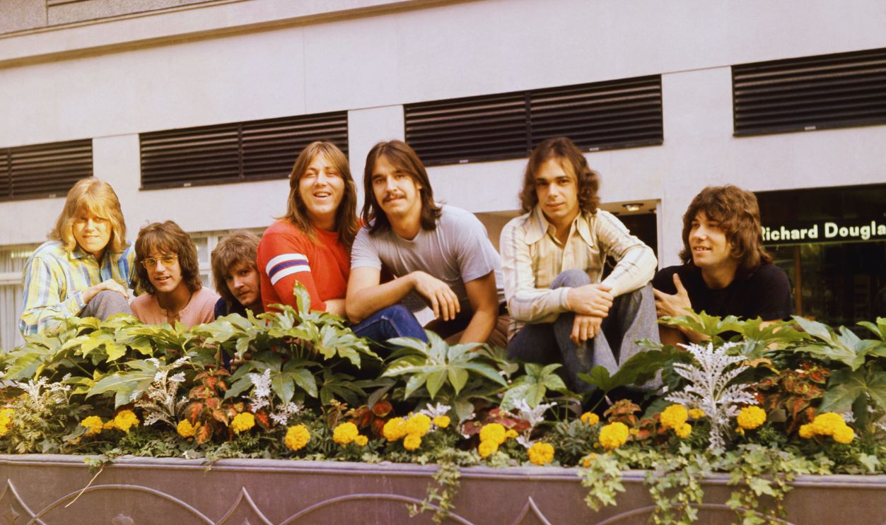 Gettyimages - 1661912519, Chicago Portrait (L-R) American musicians Peter Cetera, James Pankow, Lee Loughnane, Terry Kath (1946 - 1978), Walter Parazaider, Danny Seraphine and Robert Lamm, of the American rock band Chicago, pose for a group portrait in London, England, August 26, 1970.