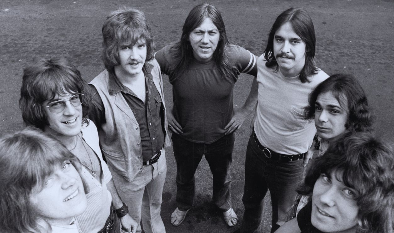 Gettyimages - 3304546, Chicago 27th August 1970: American rock band Chicago, in England to top the bill at the 1970 Isle of Wight festival. From left to right; Pete Cetera (bass), James Pankow (trombone), Lee Loughnane (trumpet), Terry Kath (guitar), Walter Parazaider (saxophone) and Danny Seraphine.