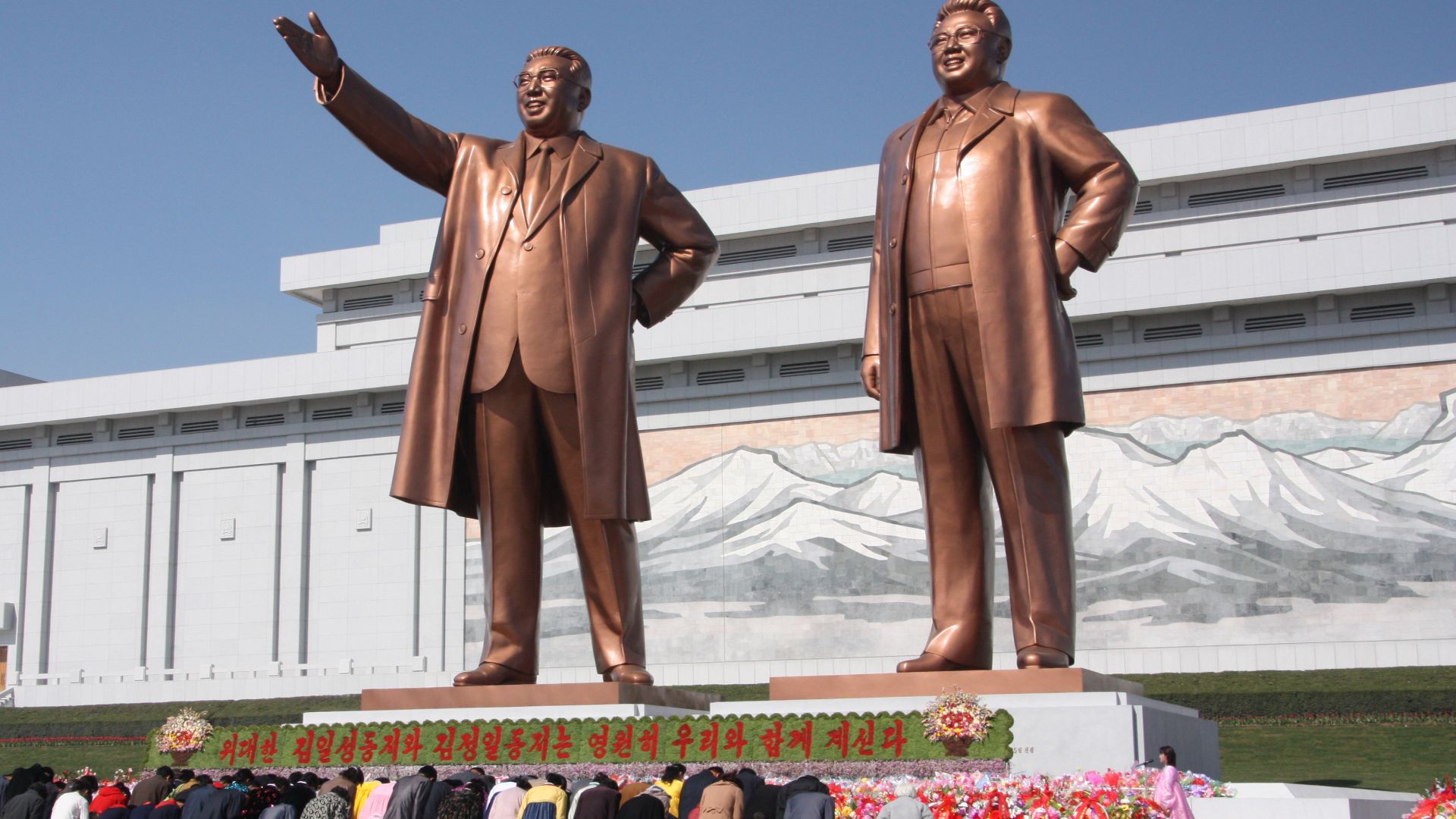 File:The statues of Kim Il Sung and Kim Jong Il on Mansu Hill in Pyongyang (april 2012).jpg