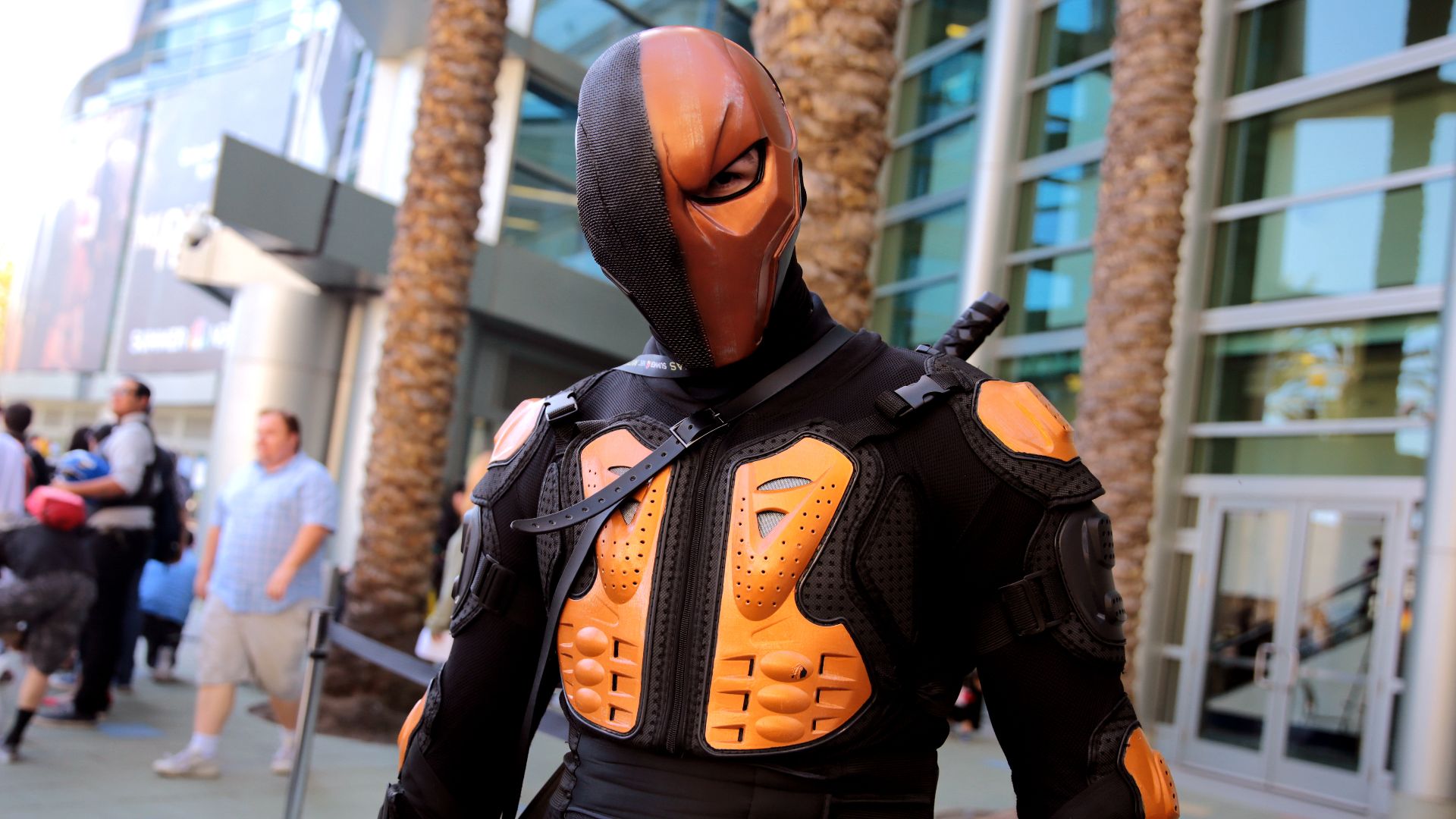 File:Deathstroke cosplayer (33738805411).jpg