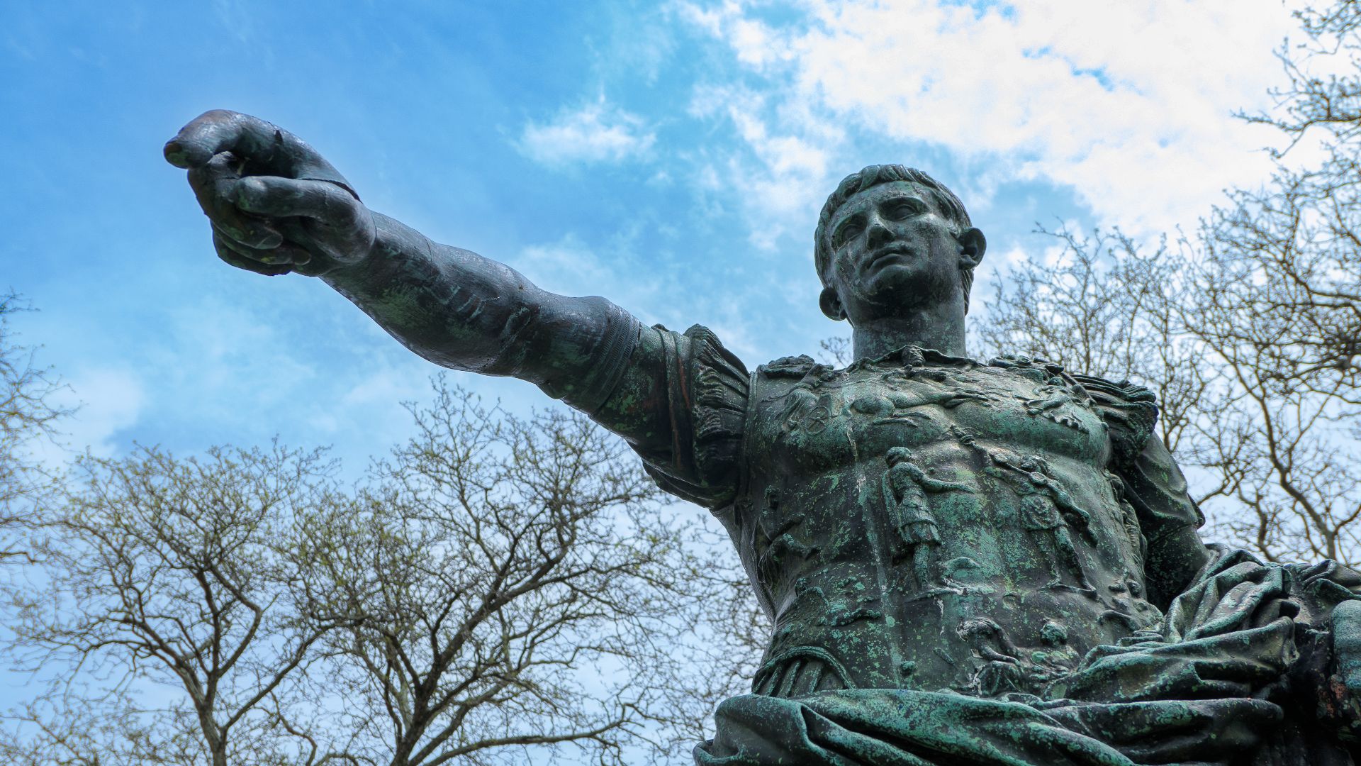 File:Caesar Augustus statue at Brown University with new arm.jpg