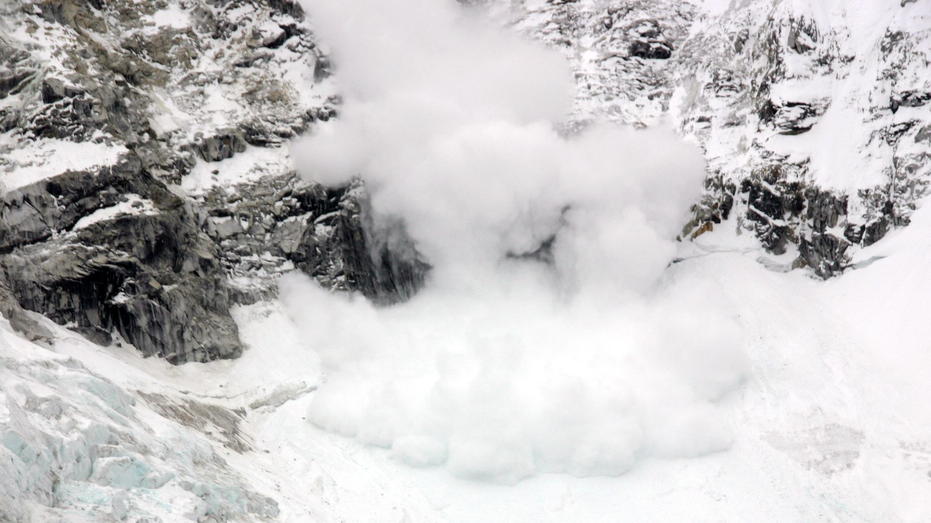 File:Gorak Shep to Everest Base Camp-24-Lawine-2007-gje.jpg