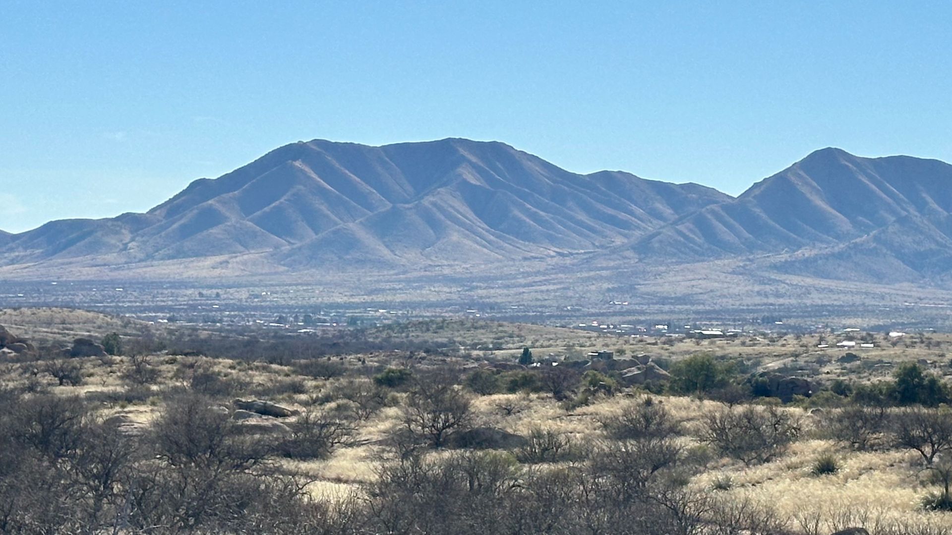 File:Dragoon, Arizona lies between the Dragoon Mountains to the southwest and the Little Dragoon Mountains to the northwest.jpg