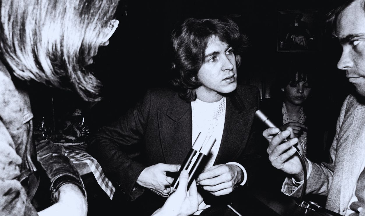 Gettyimages - 103302072, The Rolling Stones In Munich MUNICH, GERMANY - SEPTEMBER 01: Mick Taylor from The Rolling Stones is interviewed at a press conference to promote their album 'Goats Head Soup' in a restaurant in Munich, Germany in September 1973