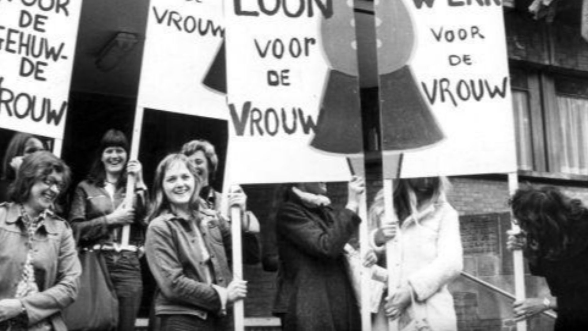 File:Vrouwen van het Amsterdams Werklozen Comitee demonstreren bij het Departement van Sociale zaken in Den Haag voor gelijke - SFA001012657.jpg