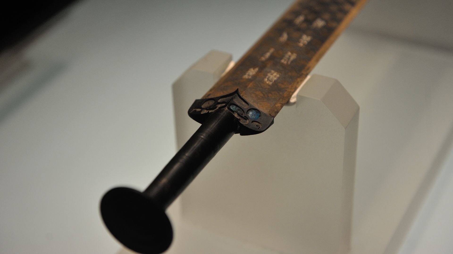 File:Sword of Goujian, Hubei Provincial Museum, 2015-04-06 07.jpg