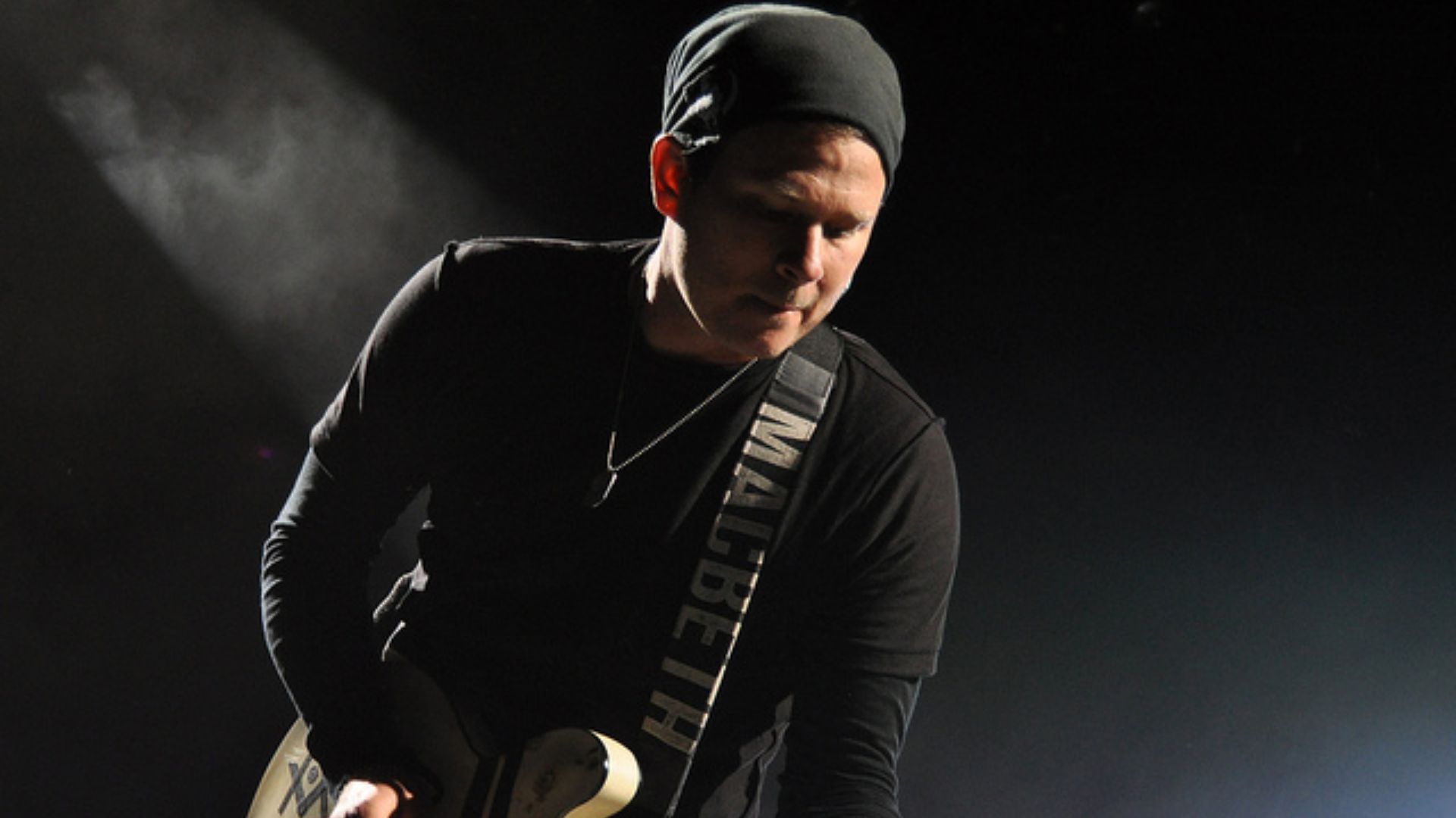File:Tom DeLonge in 2011.jpg