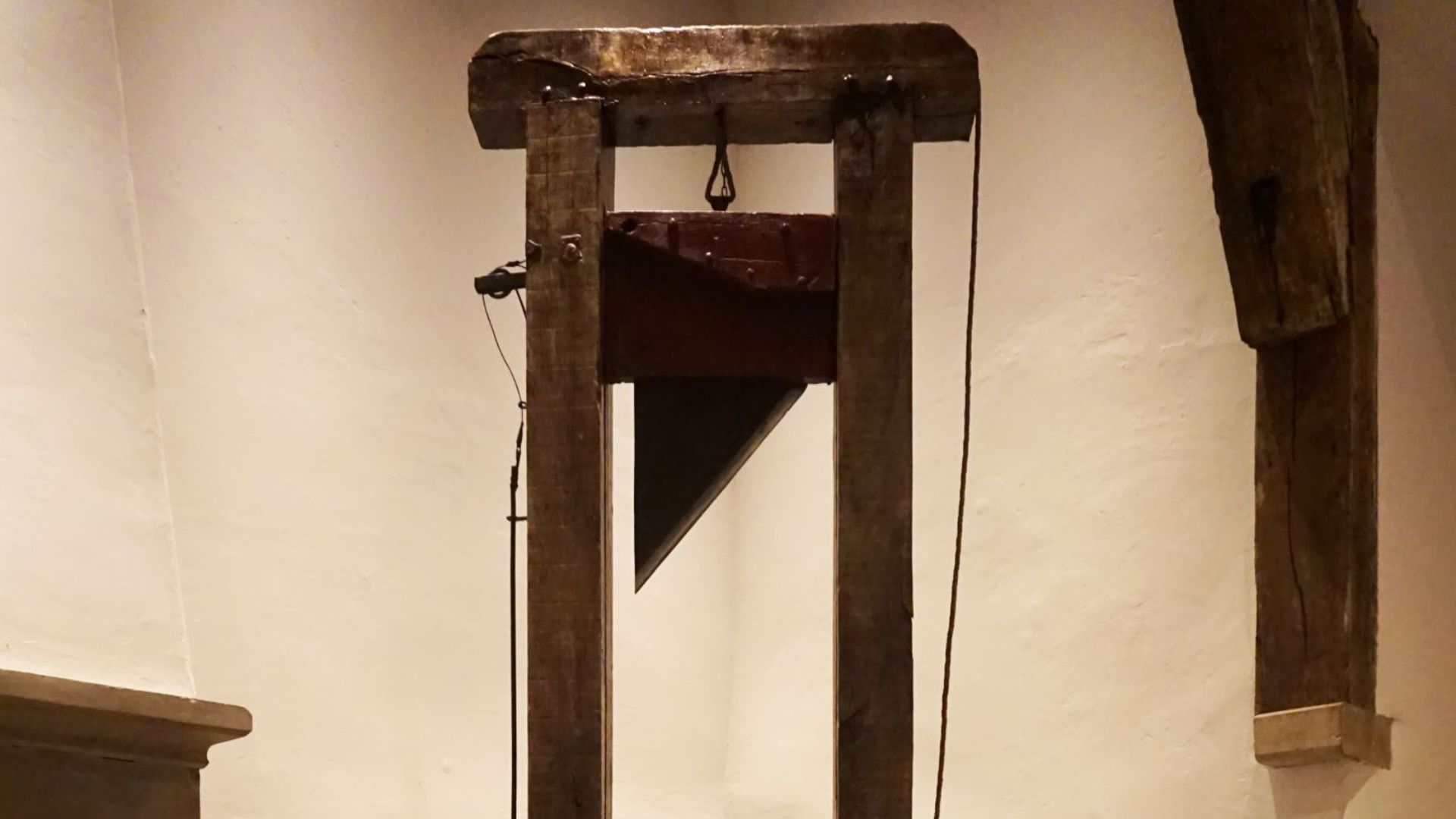 File:Guillotine Rijksmuseum Gevangenpoort.jpg