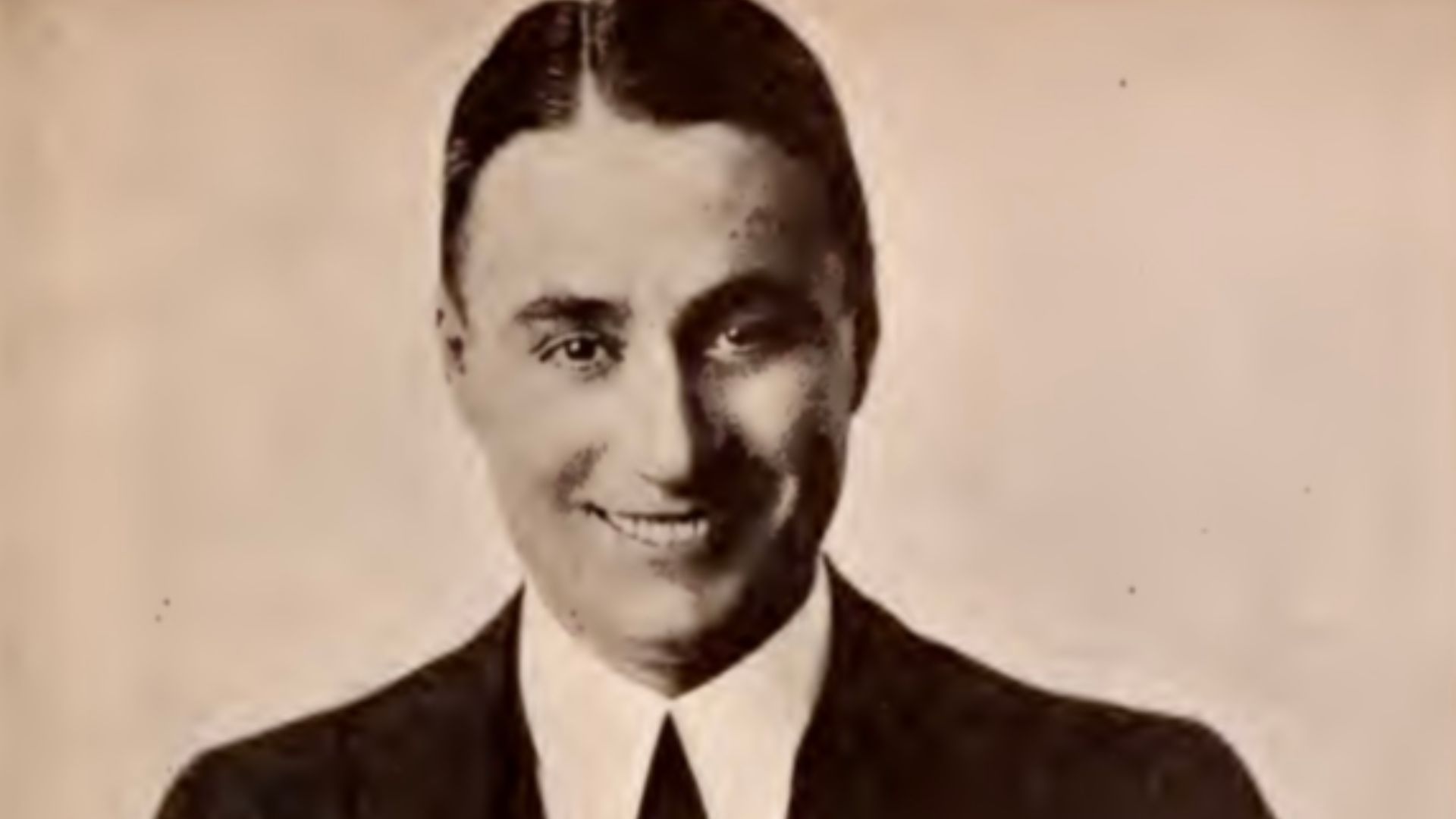 File:Sydney CHAPLIN actor 1920.jpg