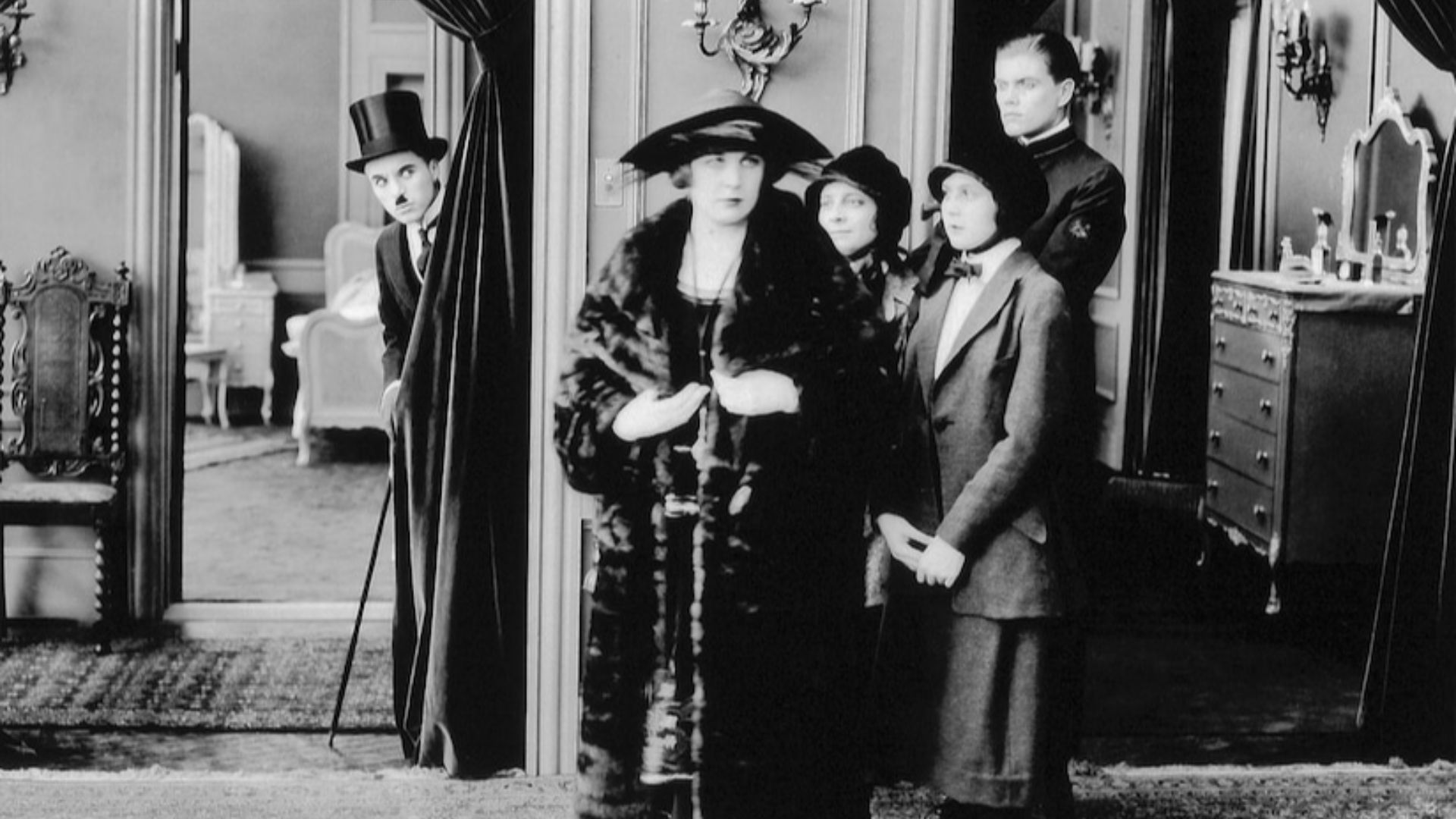 File:The Idle Class (1921) - 4.jpg