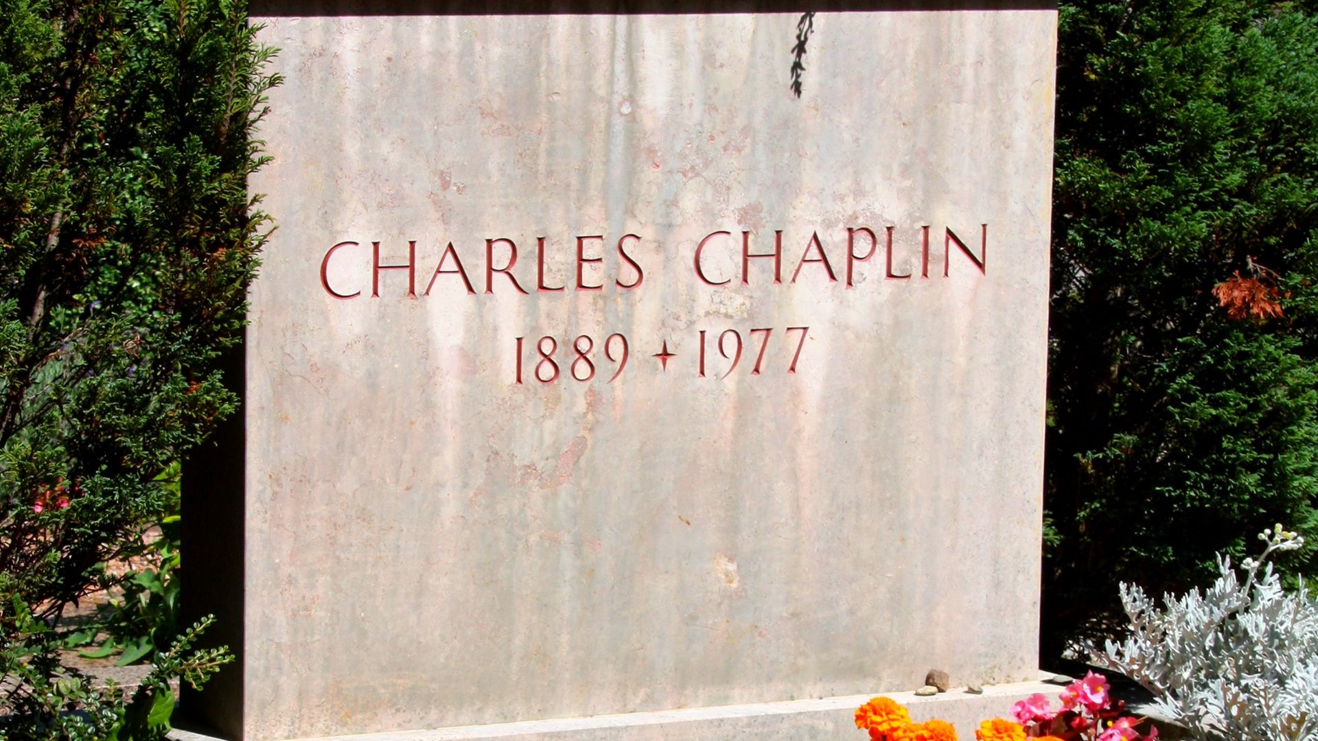 File:Charlie Chaplin grave.jpg