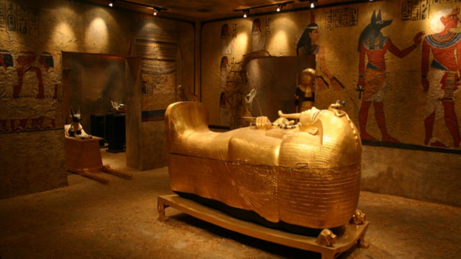 File:Replica of King Tut's tomb at the Luxor in Las Vegas.jpg
