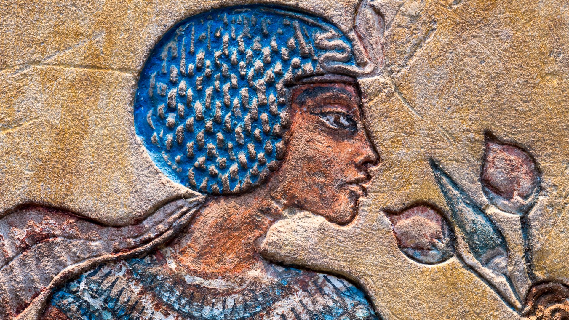 File:Relief of a young pharaoh and a queen holding flowers 02.jpg