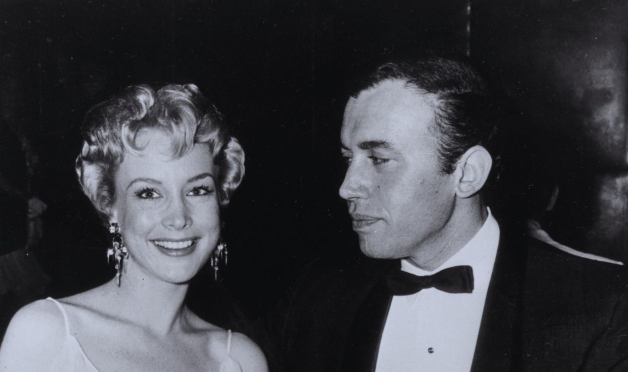 Gettyimages - 3202466, Holding Hands circa 1965: Married American actors Barbara Eden and Michael Ansara holding hands while seated at a table with cocktails in formal attire. 
