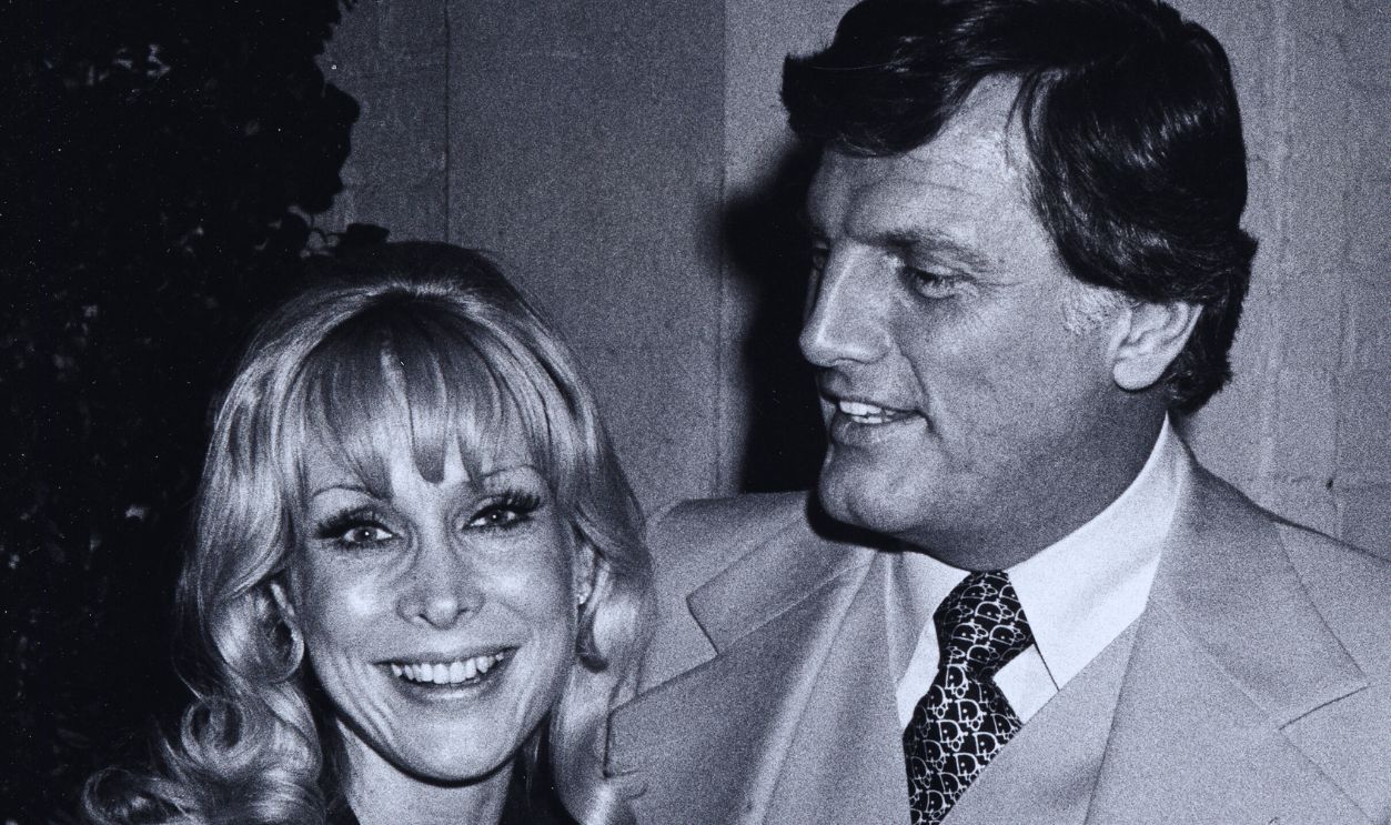 Gettyimages - 76172376, Ron Galella Archive - File Photos BEVERLY HILLS, CA - MARCH 26: Actress Barbara Eden and reporter Charles Fegert being photographed on March 26, 1976 at Chasen's Restaurant in Beverly Hills, California. 