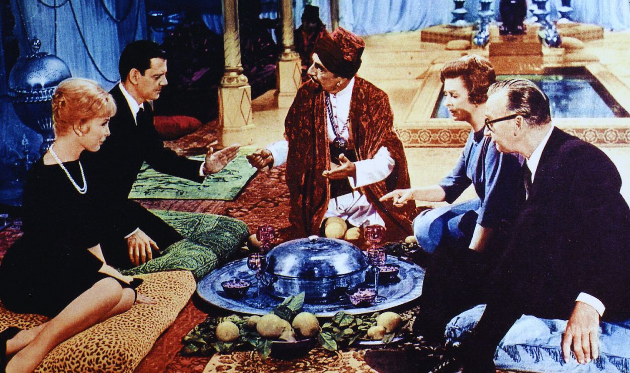 Gettyimages - 1262753429, Mein Zimmer Wird Zum Harem, Brass Bottle Kino. Mein Zimmer Wird Zum Harem, Brass Bottle, Mein Zimmer Wird Zum Harem, Brass Bottle, Barbara Eden, Tony Randall, Ann Doran, Edward Andrews Als Harold (Tony Randall,2vl) seine Verlobte Sylvia (Barbara Eden, l) und deren Eltern (Ann Doran und Edward Andrews, r) zum Essen einlaedt, verwandelt der Flaschengeist die Wohnung in einen Sultanpalast, 1963. 