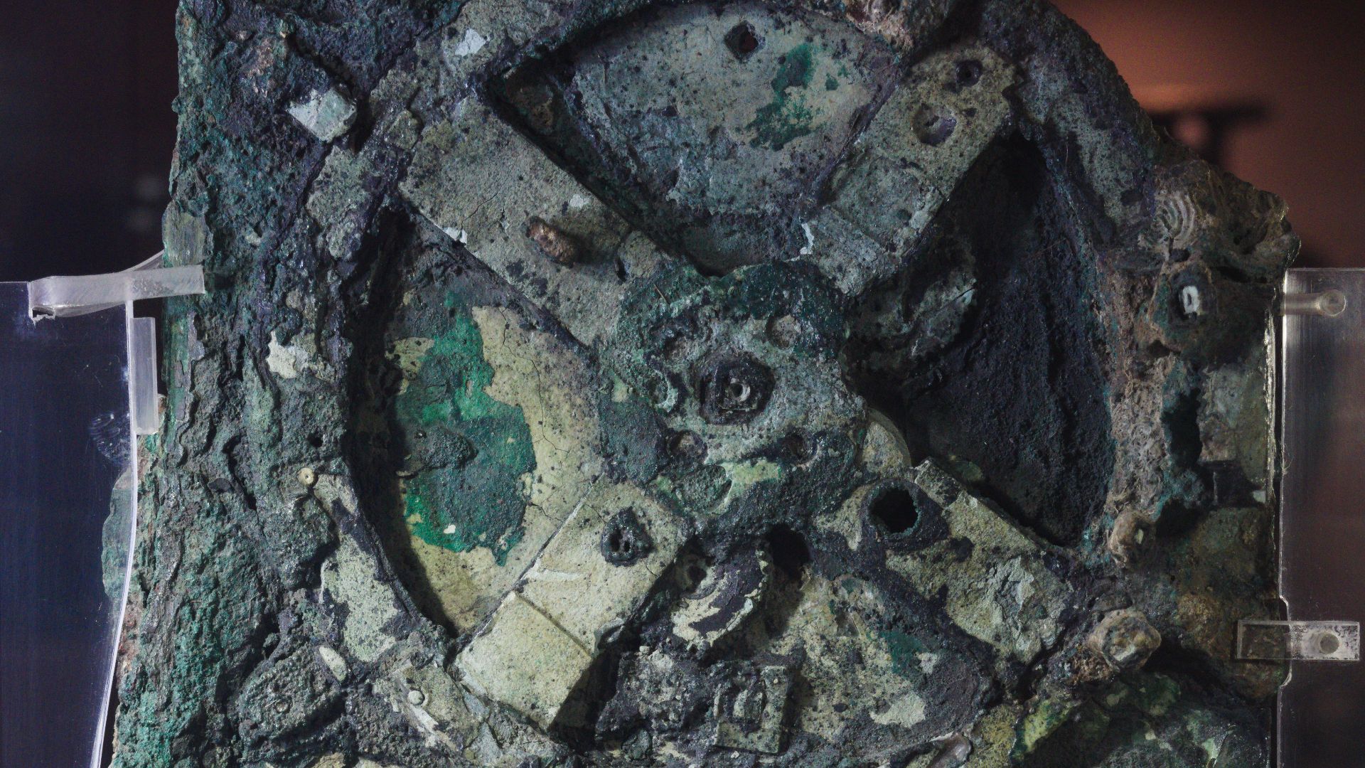 File:Antikythera Fragment A (Front).webp