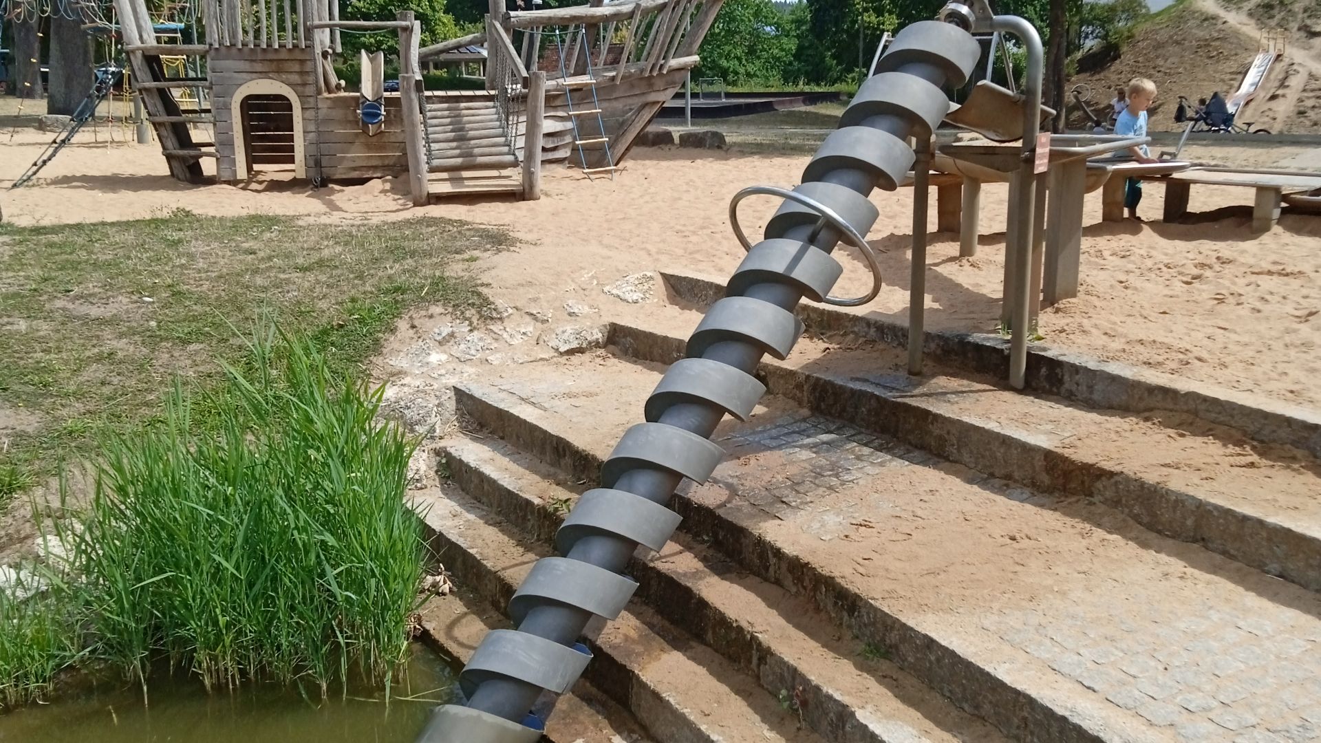 File:Archimedes' screw Pleinfeld.jpg