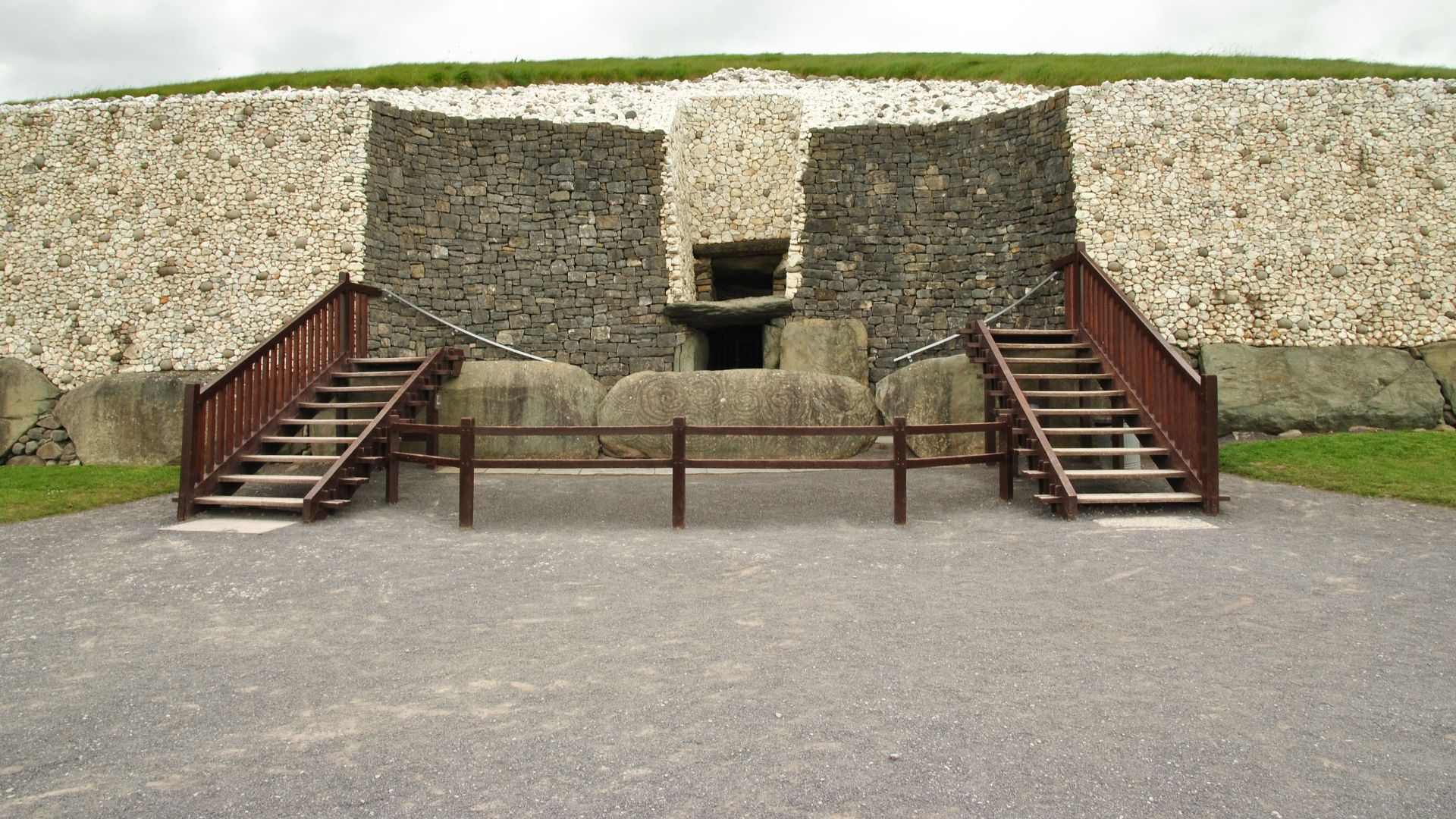File:Newgrange Stone Age Passage Tomb - Boyne Valley, Ireland (7107367563) (2).jpg
