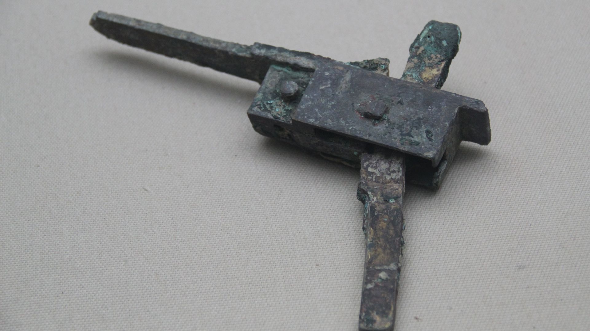 File:Han Bronze Crossbow Trigger Mechanism, Han Tomb of Liu Wu, King of Chu (10084850543).jpg