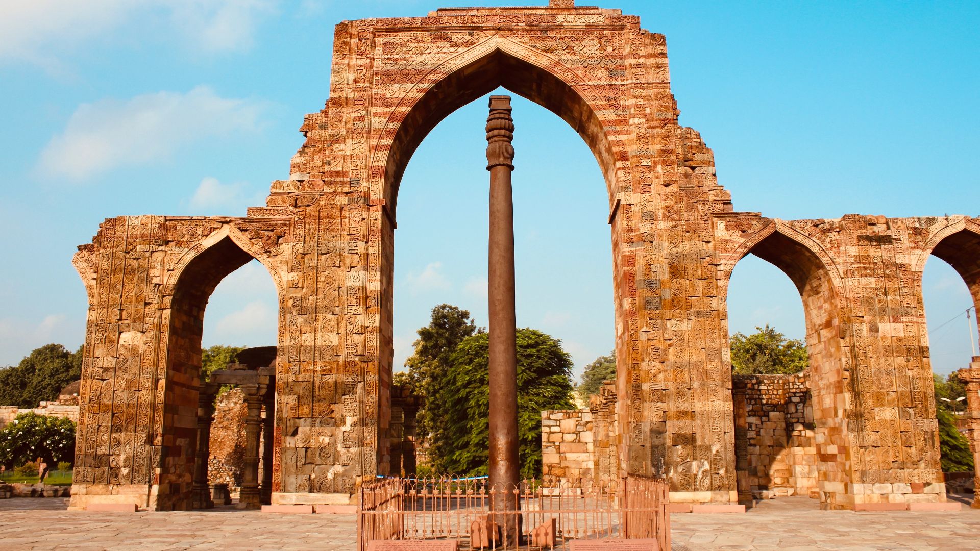 File:The Iron pillar of Delhi 01.jpg