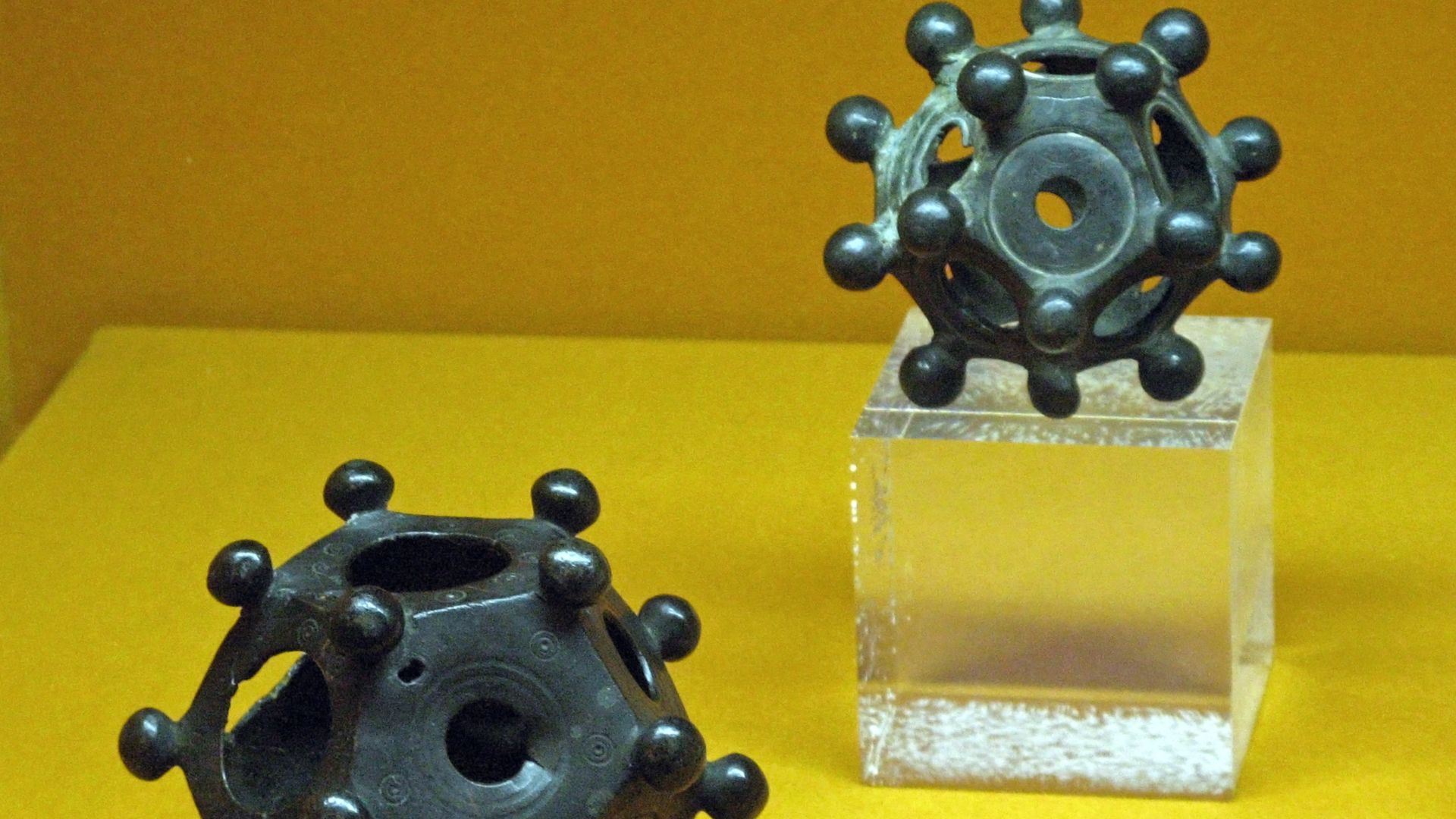 File:Roman dodecahedra (Lyon, Mus Gall-Rom).jpg