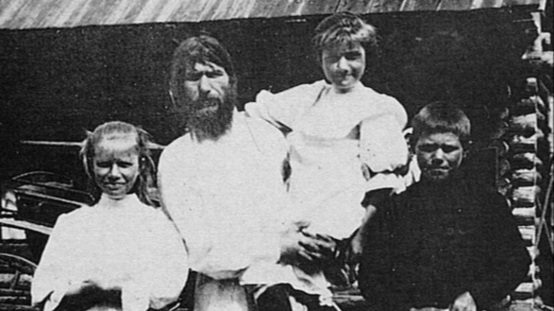 File:Raspoutine et ses enfants.jpg