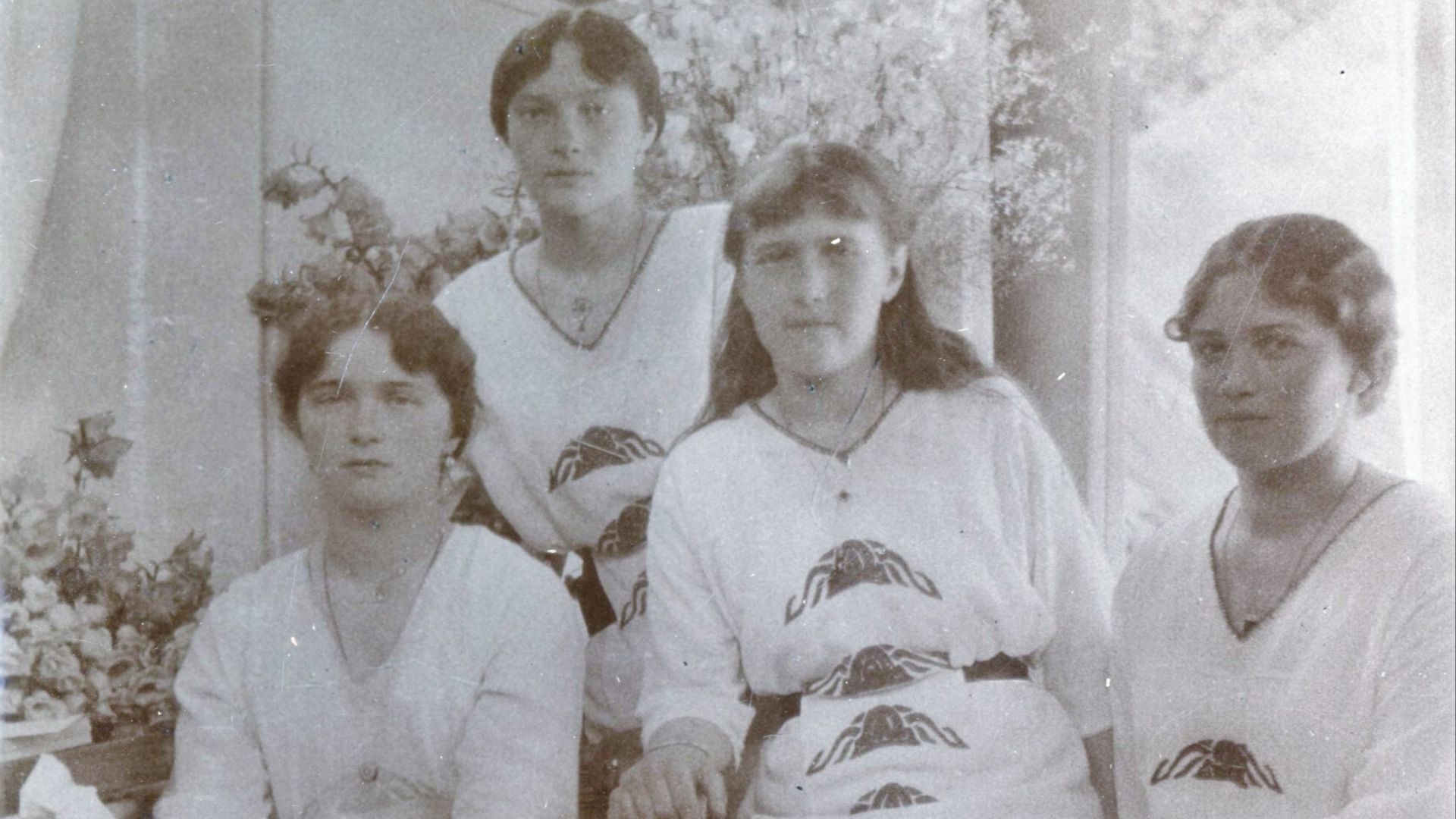 File:Olga, Tatiana, Anastasia and Maria NIkolaevna Romanova (OTMA) at the Tsarskoye Selo, 1915.jpg