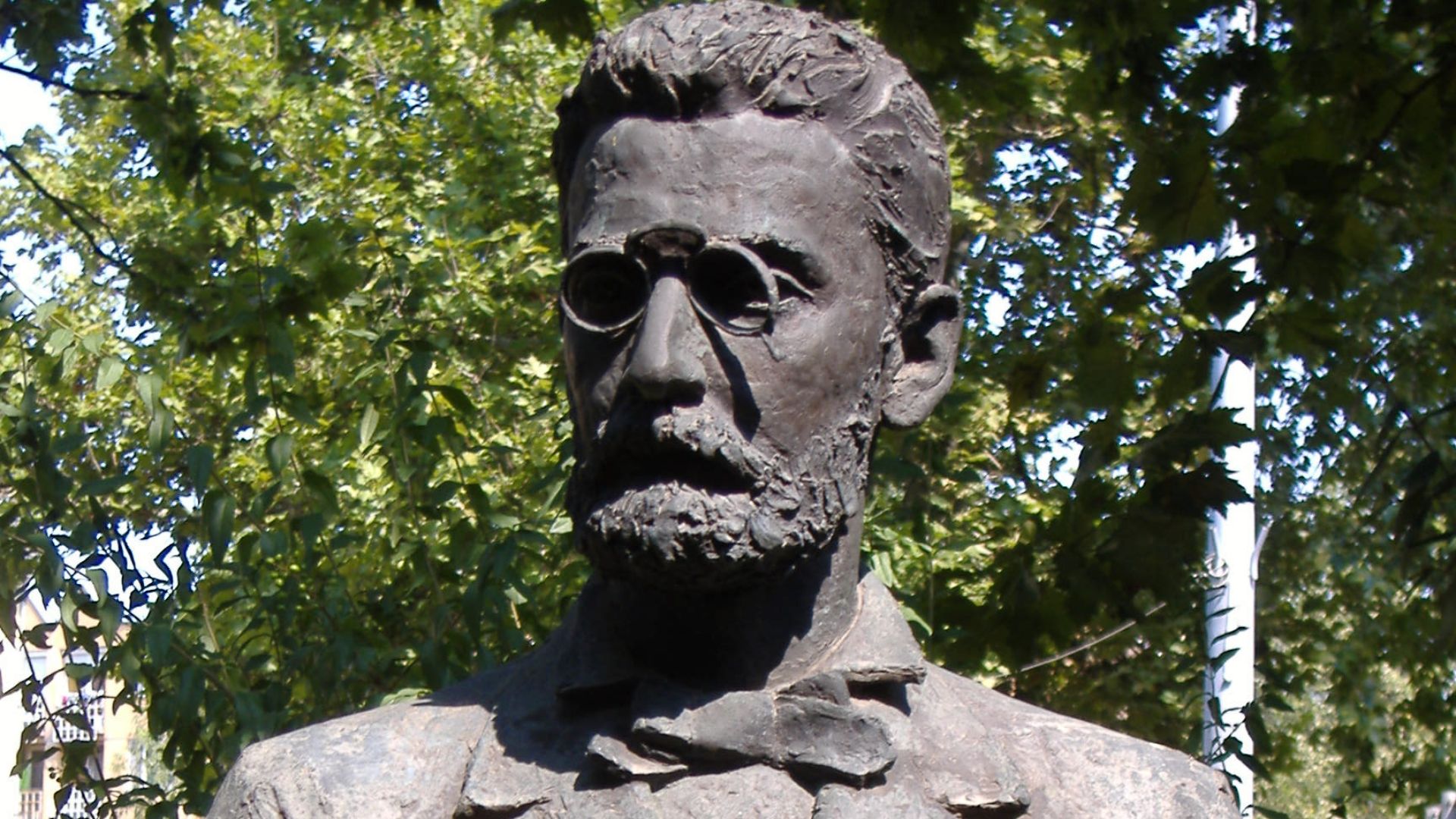 File:Makó, bust of Joseph Pulitzer.jpg