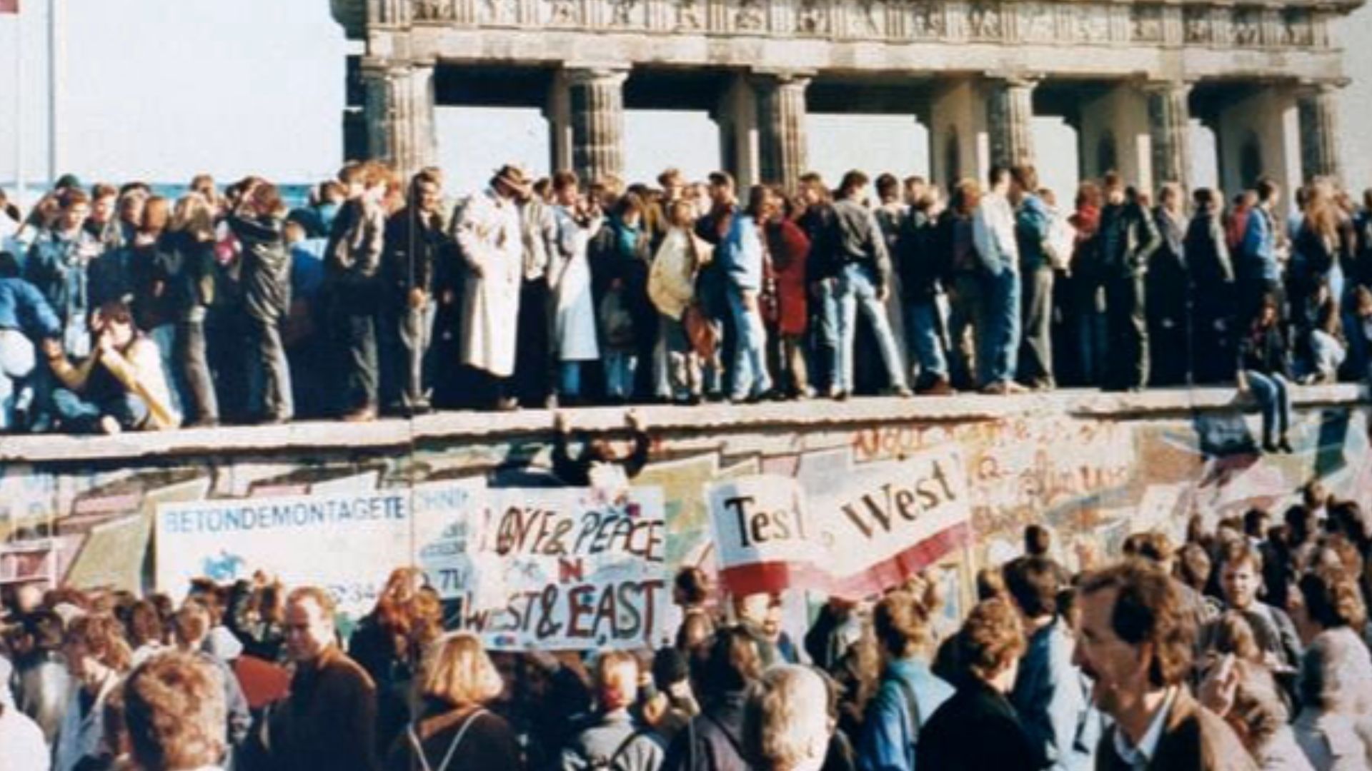 File:West and East Germans at the Brandenburg Gate in 1989.jpg