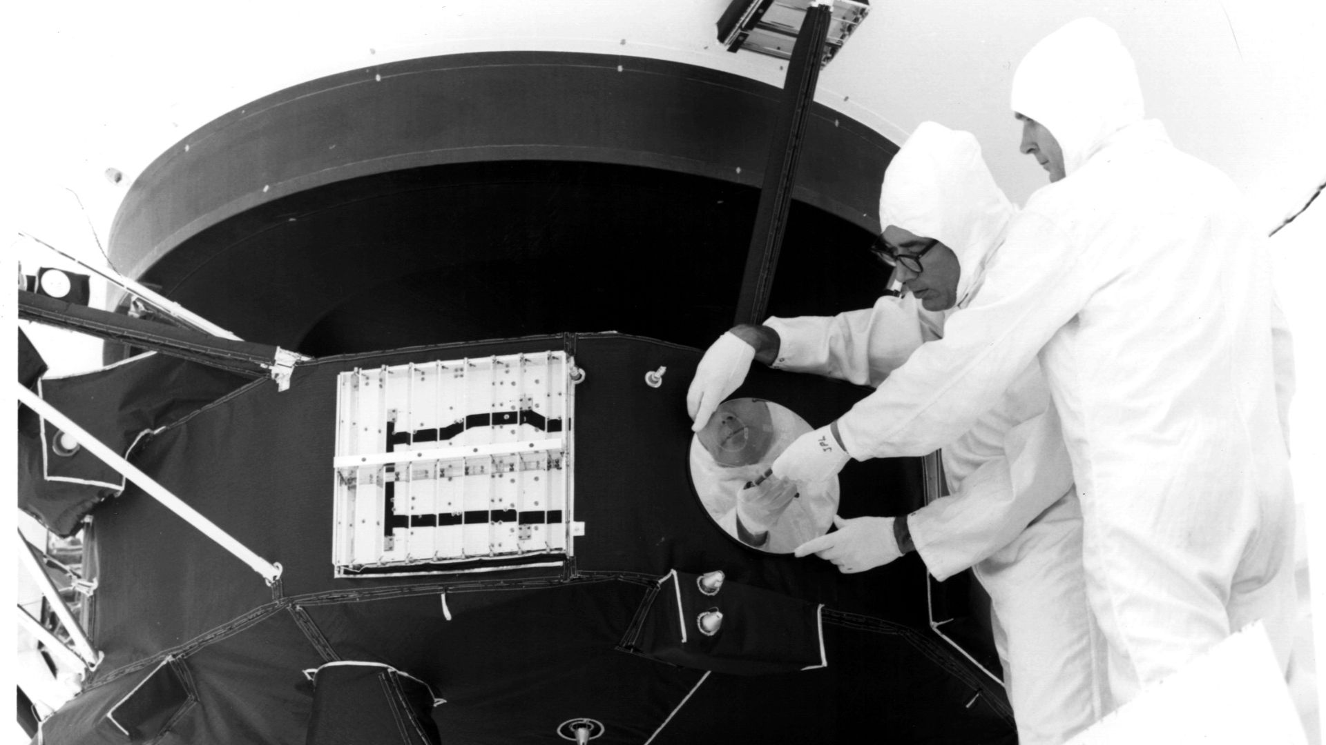 File:Record is attached to Voyager 1.jpg