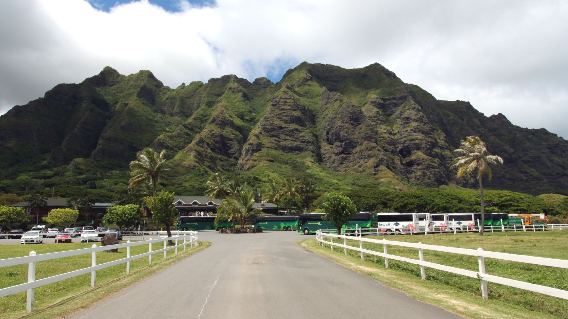 File:Kualoa Ranch (15421933547).jpg
