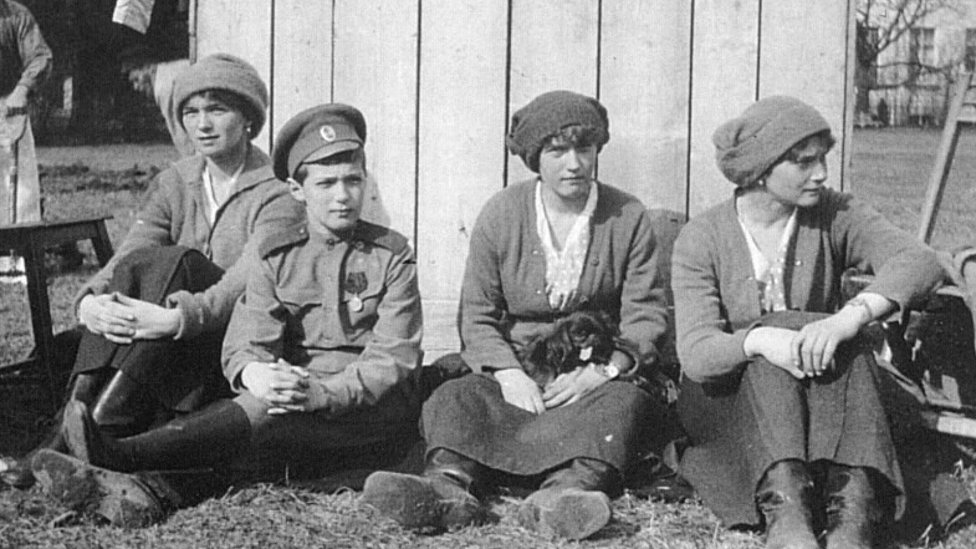 File:Olga, Alexei, Anastasia, Tatiana in captivity at Tsarskoe Selo.jpg