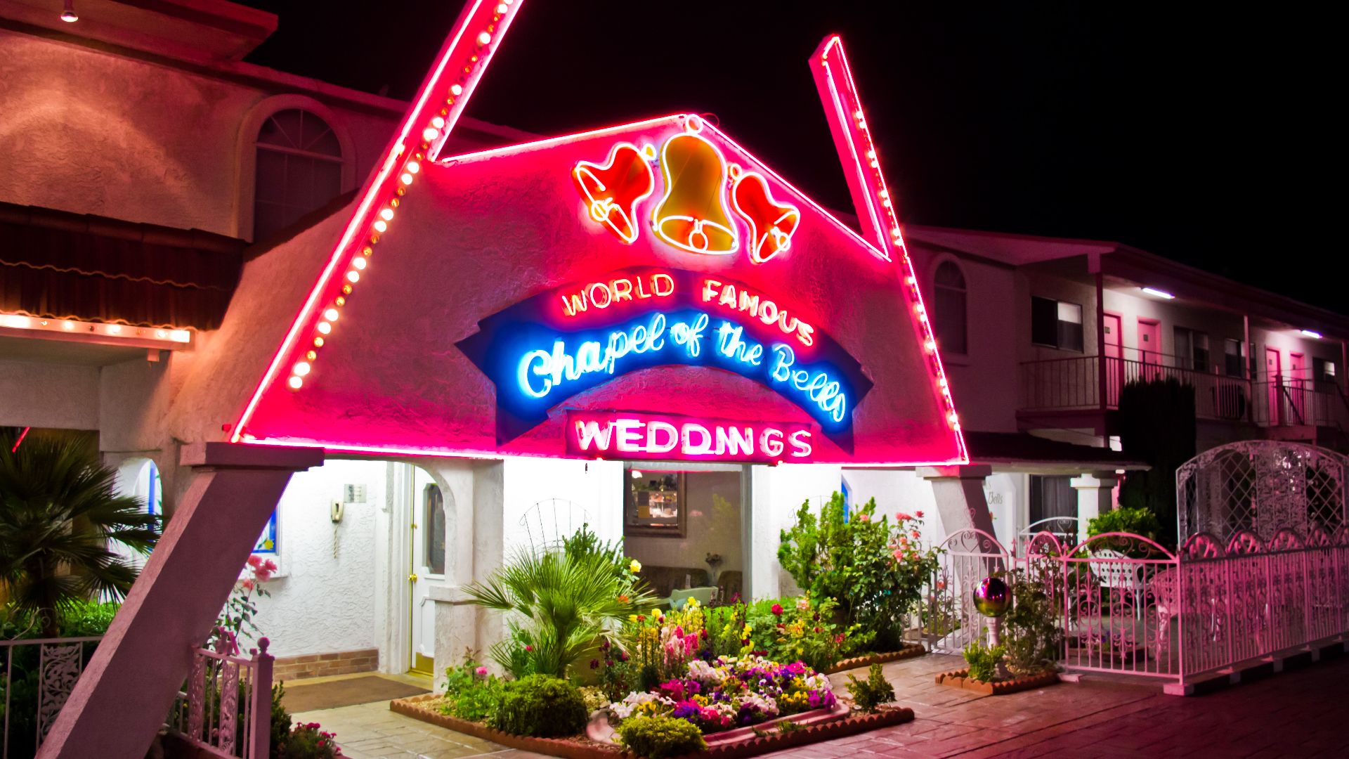 File:Wedding chapels Las Vegas.jpg