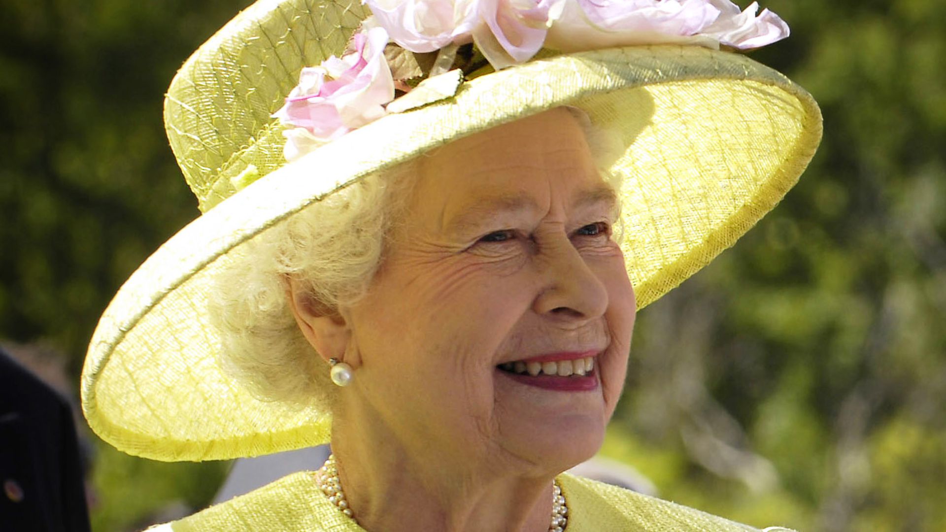 File:Elizabeth II greets NASA GSFC employees, May 8, 2007 edit.jpg