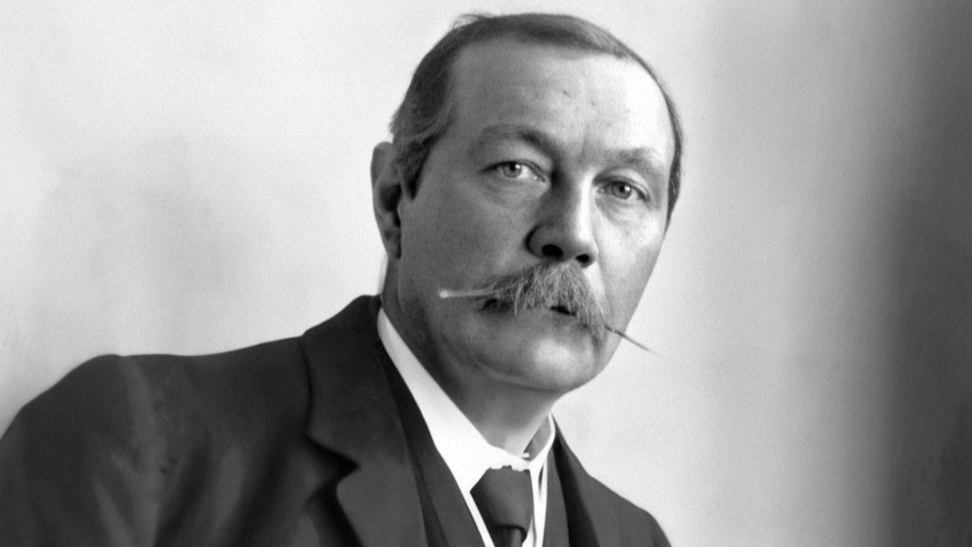 File:Arthur Conan Doyle by Walter Benington, 1914.png