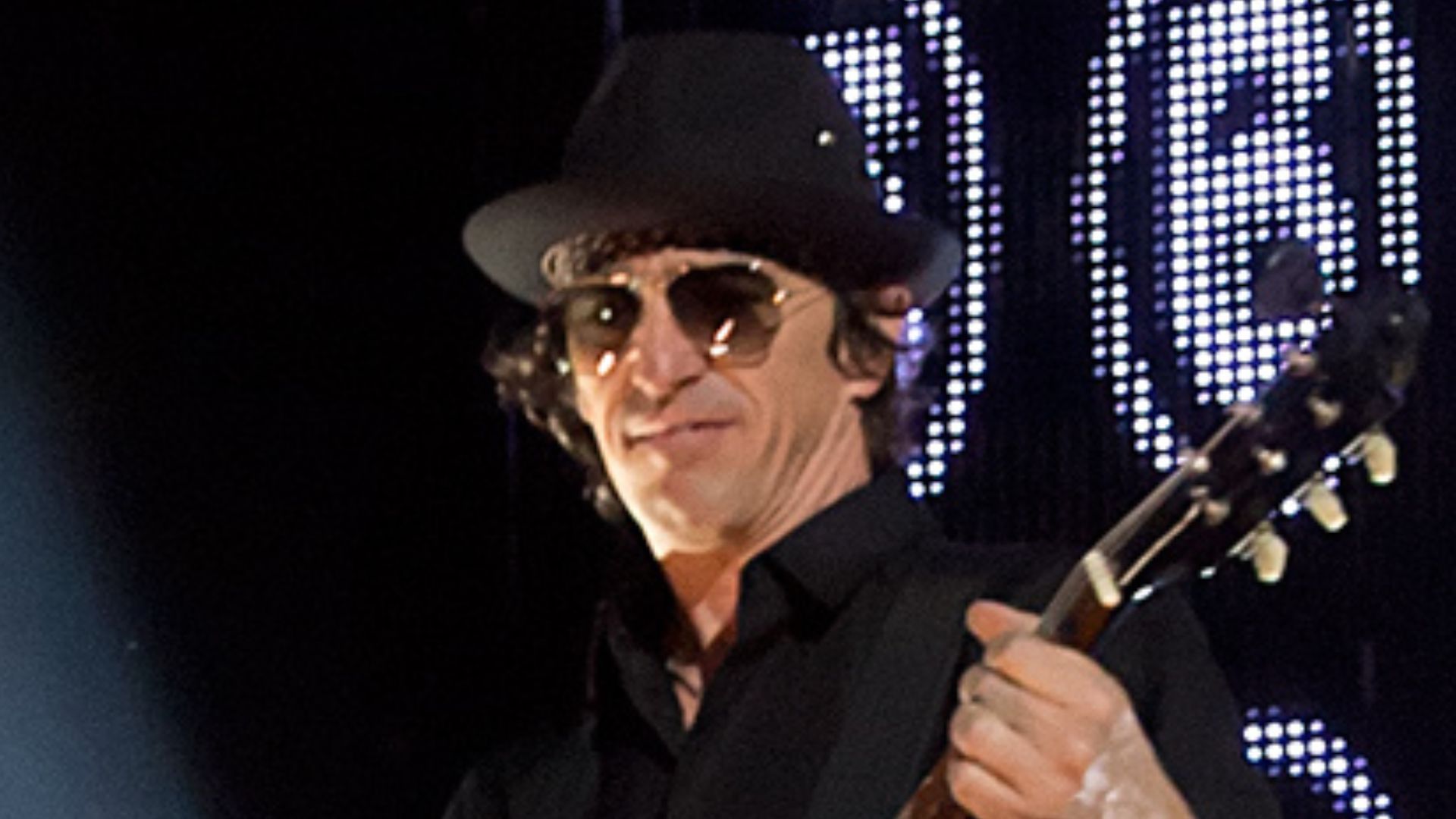 File:Izzy Stradlin 2012.jpg