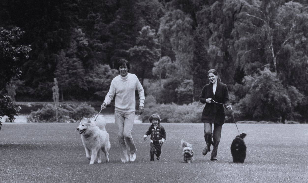 Gettyimages - 50680710, John Z. Delorean [& Family];Cristina Ferrare [& Family] Auto designer John Z. DeLorean (1925 - 2005) walking his dogs with his wife, Max Factor model Cristina Ferrare, and their son, Zachary.