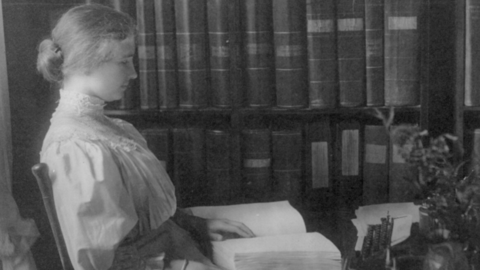 File:Helen Keller, 1880-1968 LCCN2004668359.jpg