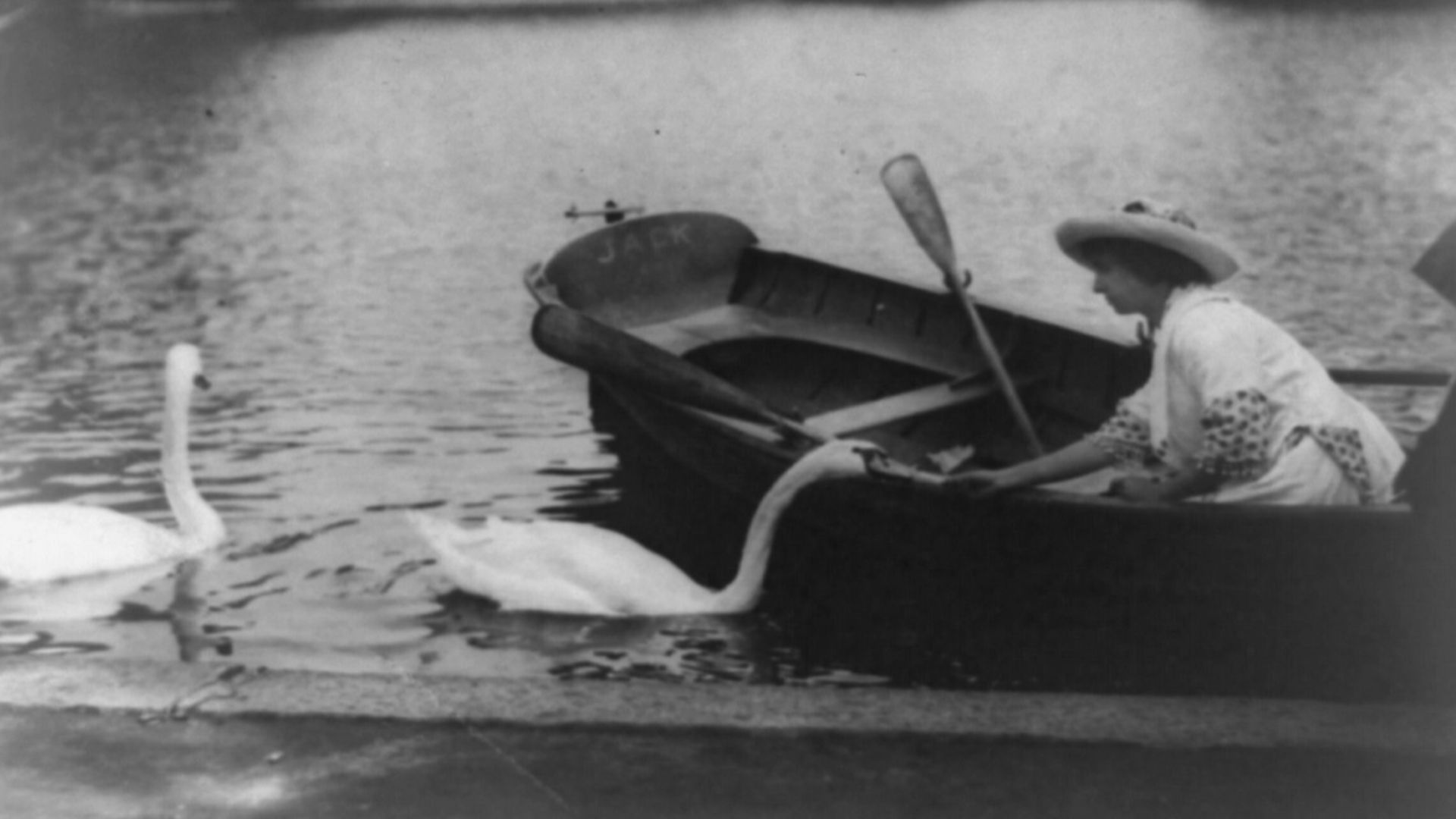 File:Helen Keller, half-length portrait, facing left, sitting in boat feeding swan LCCN92521078.jpg