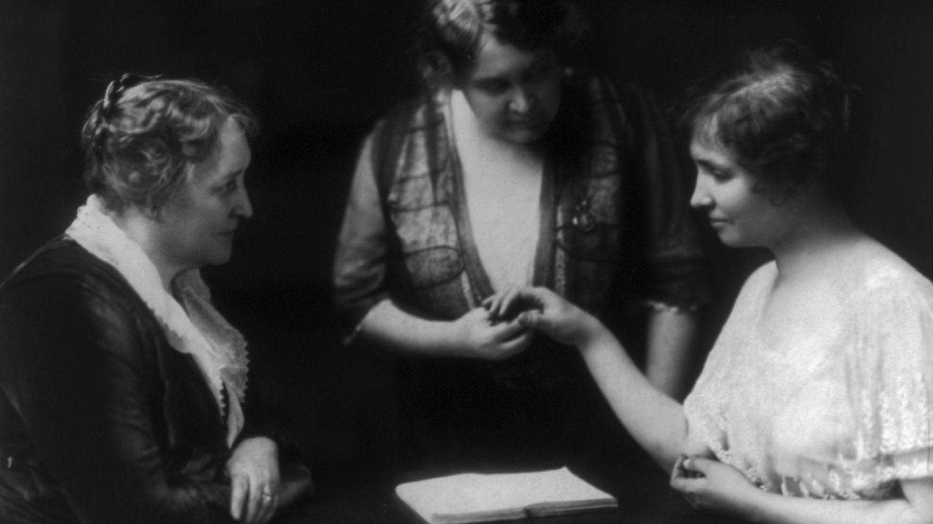 File:Helen Keller reading a woman's fingers as another woman watches LCCN2002706625.jpg