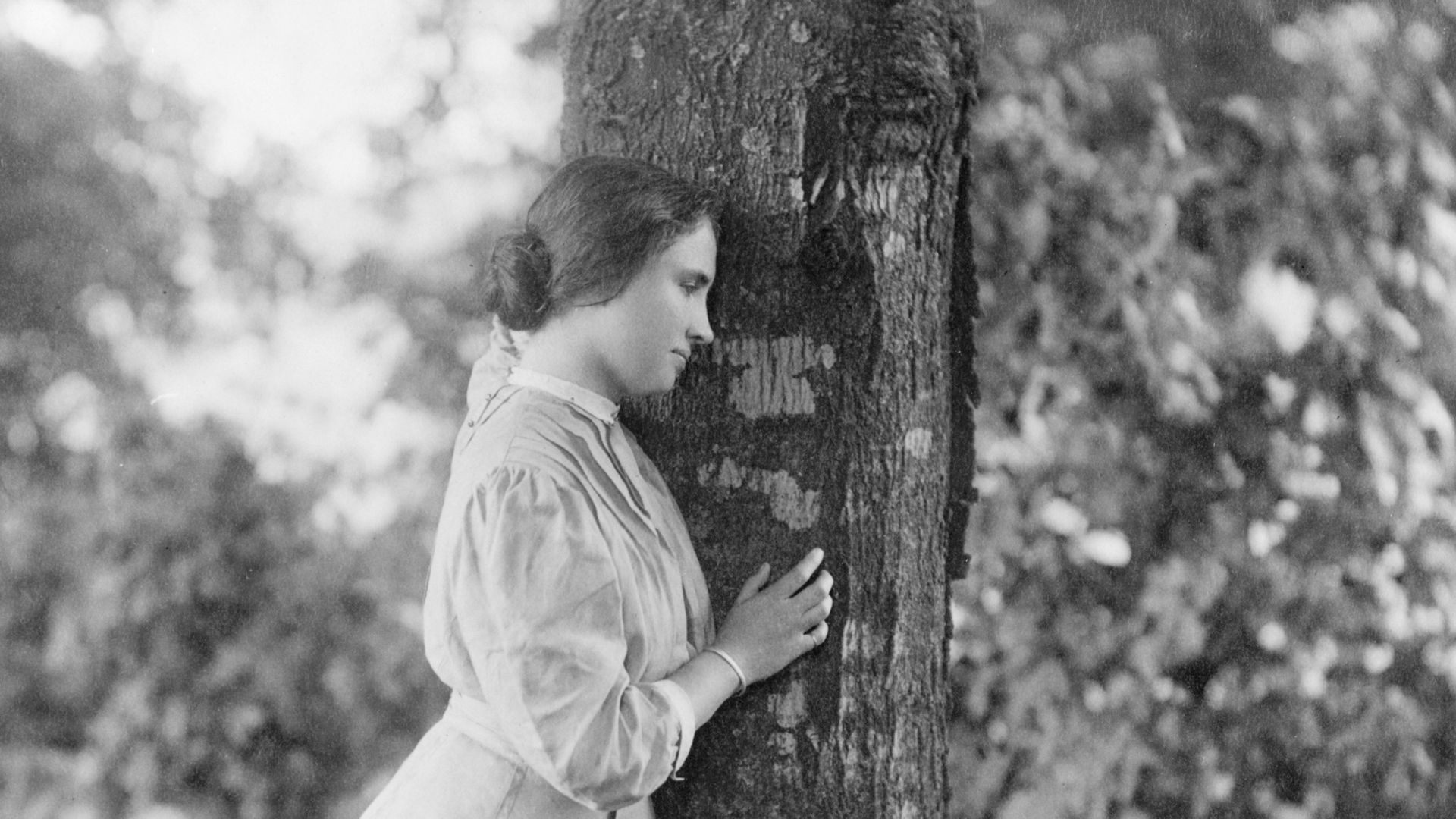 File:Helen Keller, full-length portrait, standing by tree, facing right LCCN90715105.jpg