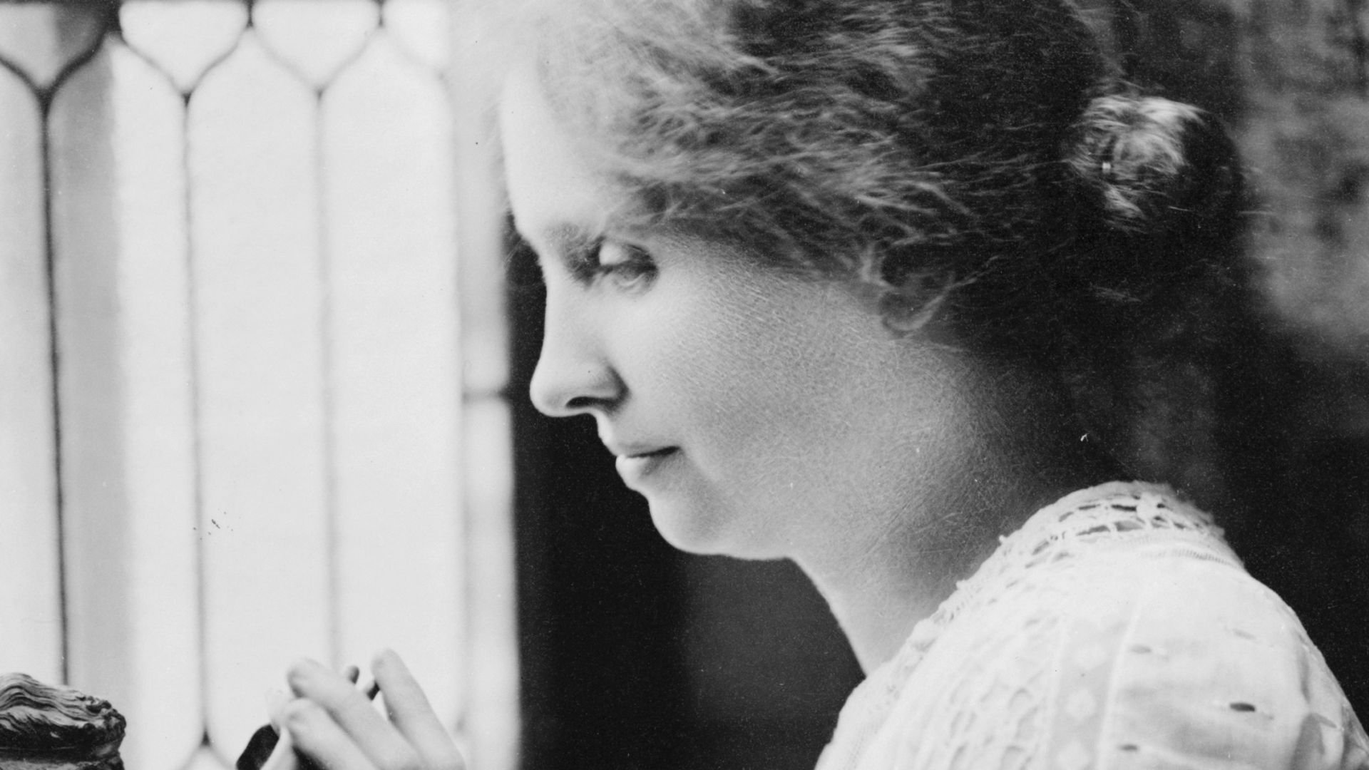 File:Helen Keller, half-length portrait, facing left, touching statue LCCN94515624.jpg